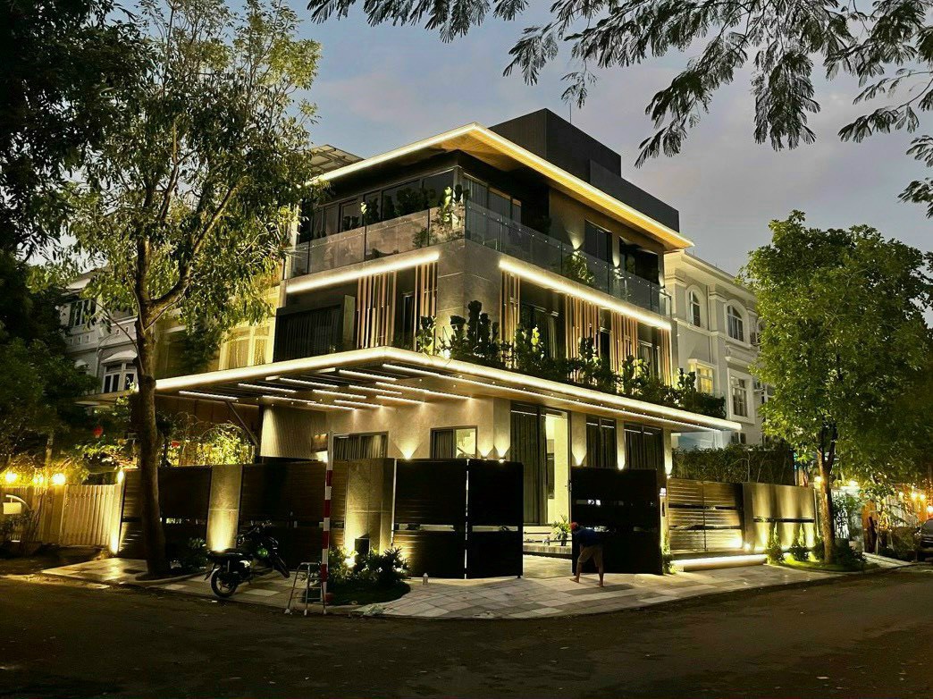 Bán biệt thự góc 2 mặt tiền đường khu Mỹ Giang, phú mỹ hưng, quận 7. Diện tích: 11x18,5m . Trệt, 2 lầu, hương Đông Nam, nội thất cao cấp. Gía chỉ 73,5 tỷ ( thương lượng). Liên hệ: hotline Ngọc Thư