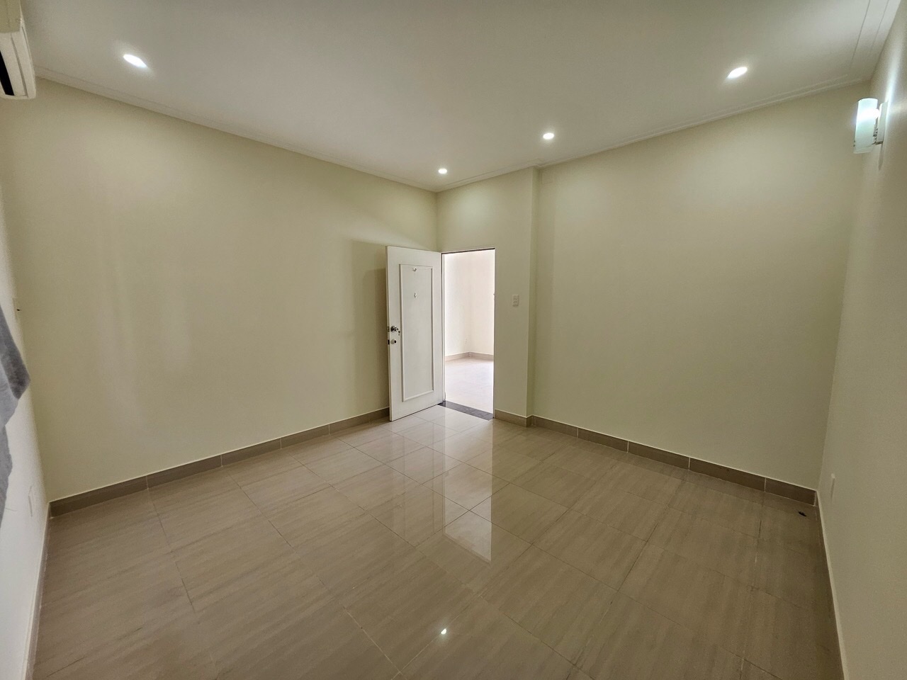 Cho thuê nhà phố Nam Thiên , phú mỹ hưng, quận 7. Diện tích: 8x18m, 5 phòng, nội thất cơ bản . Thích hợp để ở hoặc làm văn phòng. Khu an nình, giá chỉ 50 triêu/ tháng. Qúy khách xem nhà liên hệ: hotline Ngọc Thư ( zalo, viber) - 6138