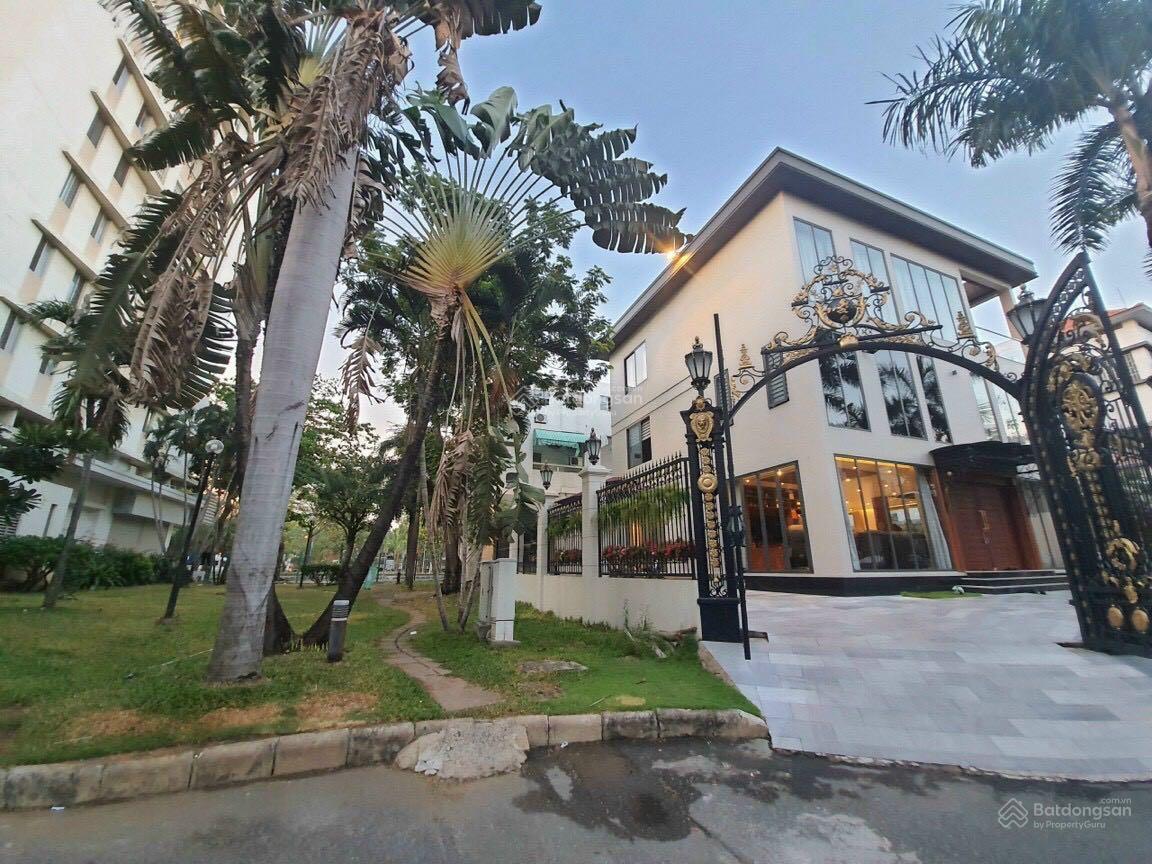 Cho Thuê Villa Đơn Lập Góc Công Viên - Có Hồ Bơi Và sân Vườn Rông - Khu Cảnh Đồi - Phú Mỹ Hưng. DT: 422m2 (22x19.2m) Với Thiết Kế 5 Phòng Ngủ Và Kính Xung Quanh nhà. Hiện Trang Full Nội Thất Cao Cấp - Sang Trọng. Em Luân