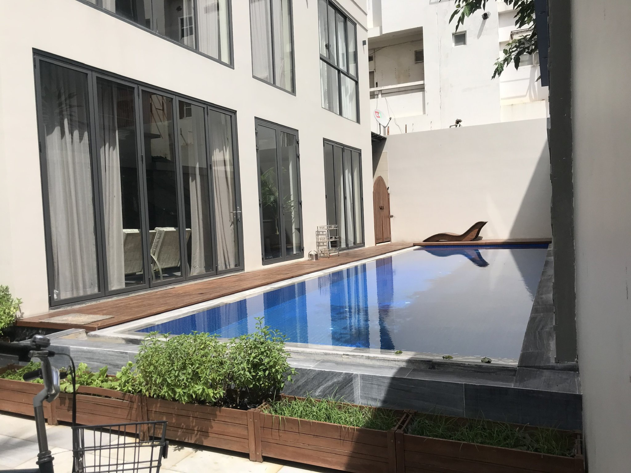 Cho Thuê Villa Đơn Lập Góc Công Viên - Có Hồ Bơi Và sân Vườn Rông - Khu Cảnh Đồi - Phú Mỹ Hưng. DT: 422m2 (22x19.2m) Với Thiết Kế 5 Phòng Ngủ Và Kính Xung Quanh nhà. Hiện Trang Full Nội Thất Cao Cấp - Sang Trọng. Em Luân - 6167