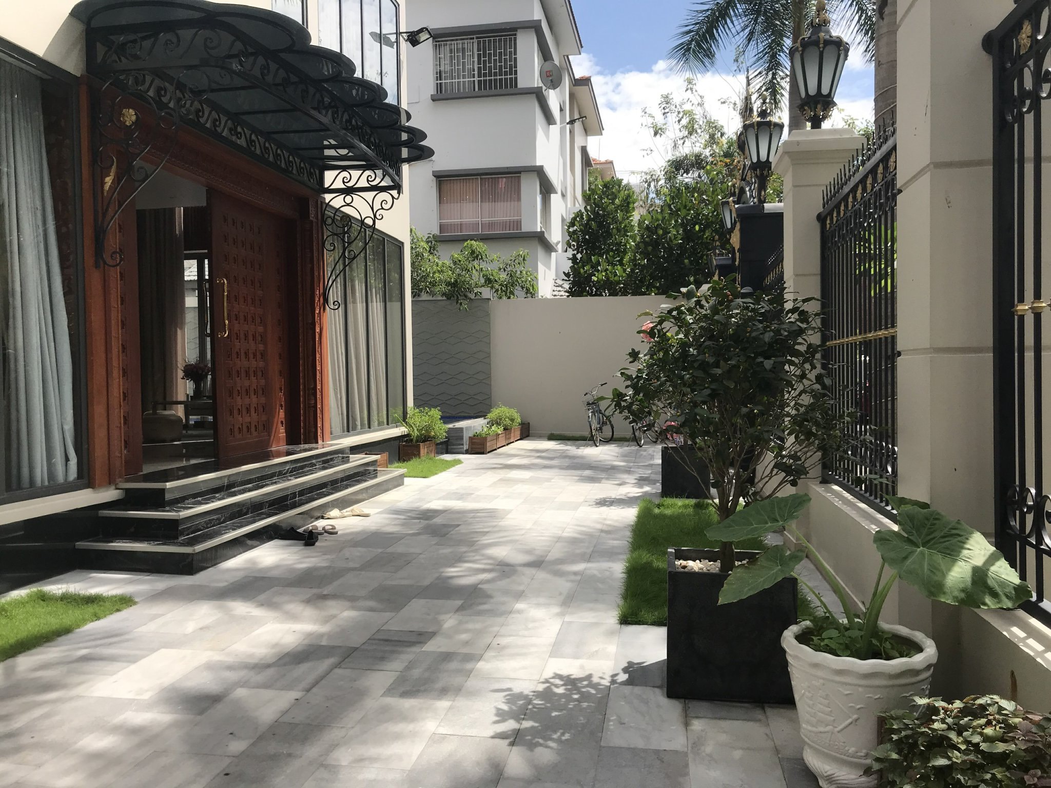 Cho Thuê Villa Đơn Lập Góc Công Viên - Có Hồ Bơi Và sân Vườn Rông - Khu Cảnh Đồi - Phú Mỹ Hưng. DT: 422m2 (22x19.2m) Với Thiết Kế 5 Phòng Ngủ Và Kính Xung Quanh nhà. Hiện Trang Full Nội Thất Cao Cấp - Sang Trọng. Em Luân - 6165