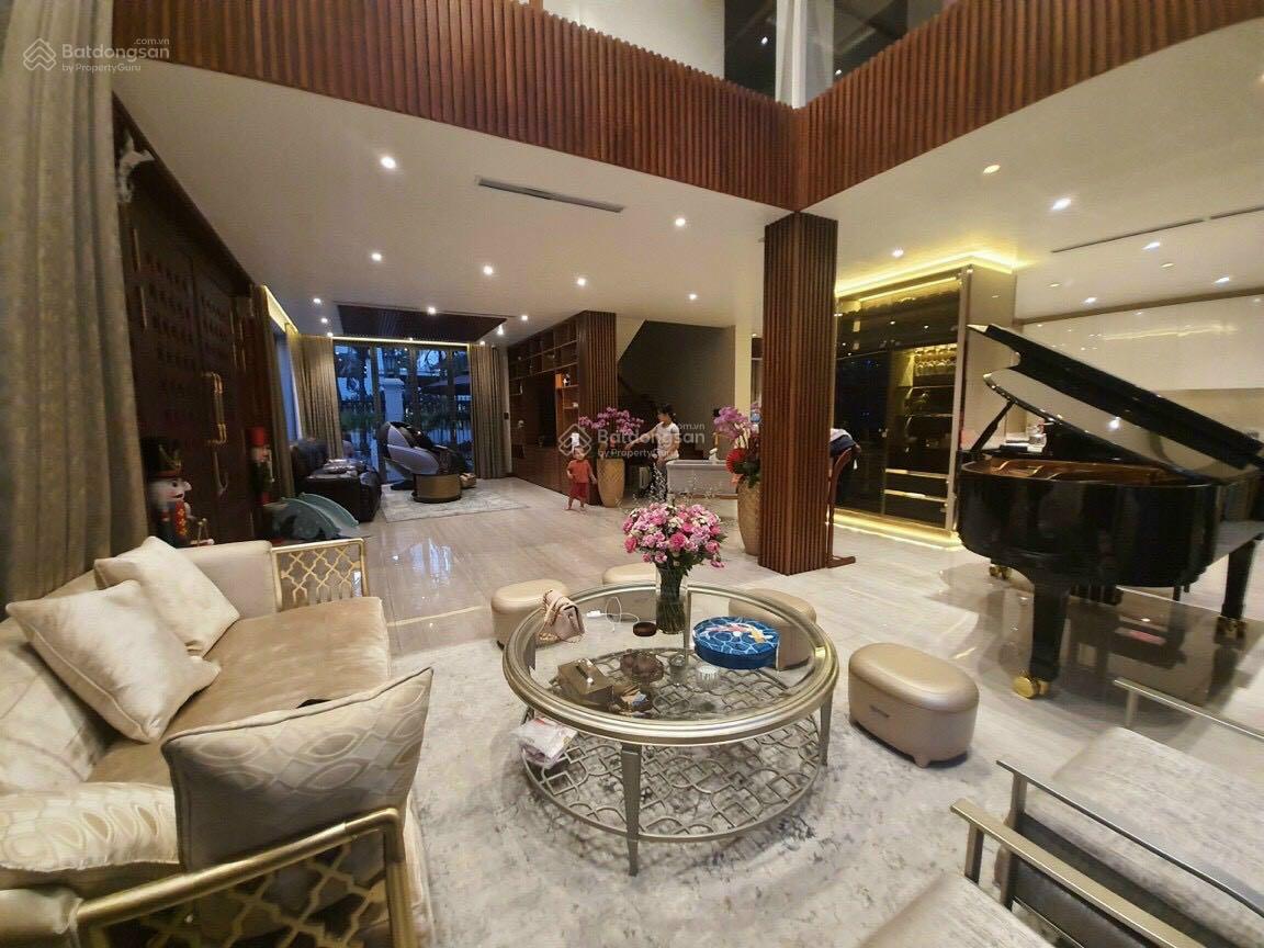 Cho Thuê Villa Đơn Lập Góc Công Viên - Có Hồ Bơi Và sân Vườn Rông - Khu Cảnh Đồi - Phú Mỹ Hưng. DT: 422m2 (22x19.2m) Với Thiết Kế 5 Phòng Ngủ Và Kính Xung Quanh nhà. Hiện Trang Full Nội Thất Cao Cấp - Sang Trọng. Em Luân - 6180