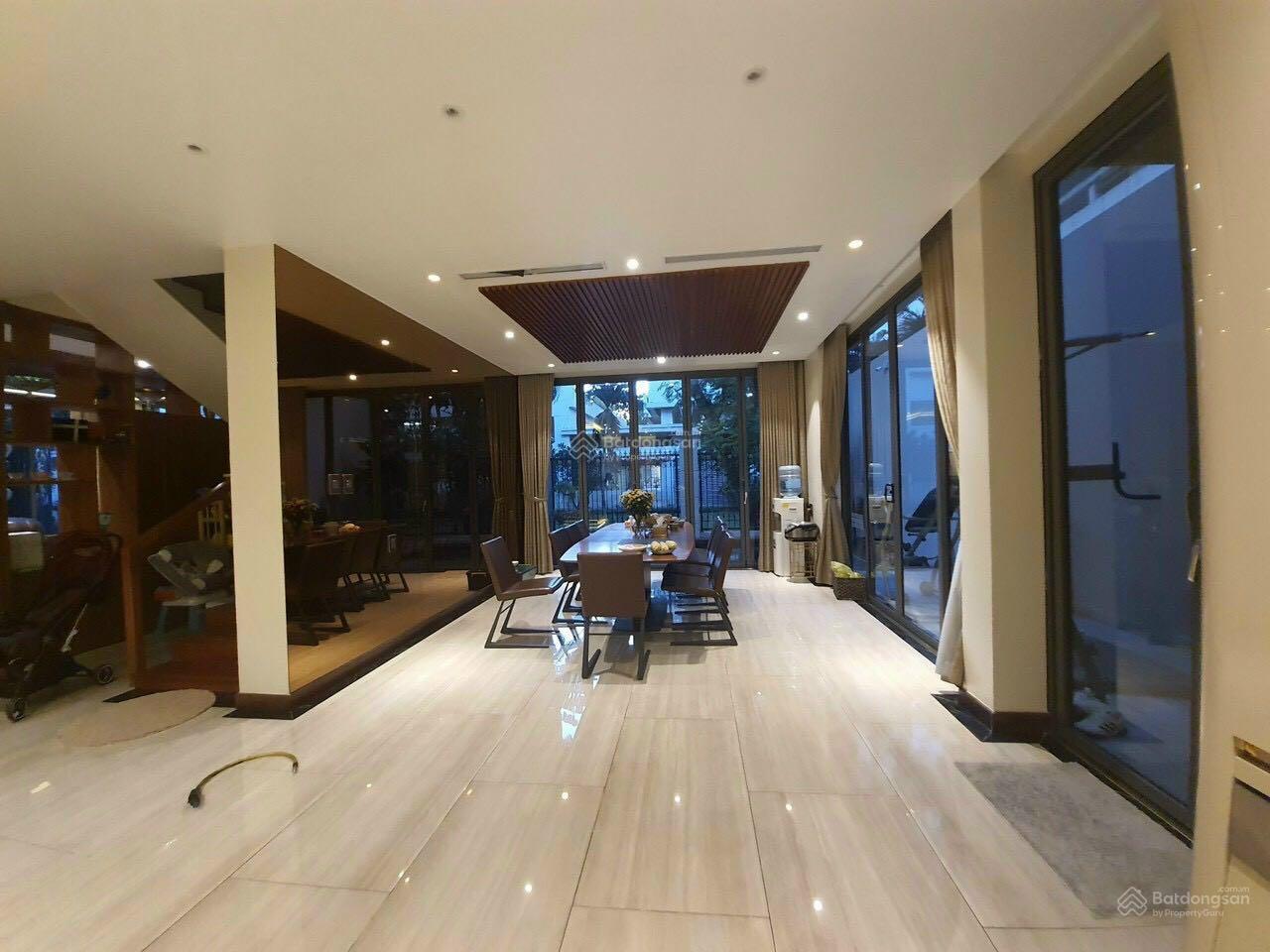 Cho Thuê Villa Đơn Lập Góc Công Viên - Có Hồ Bơi Và sân Vườn Rông - Khu Cảnh Đồi - Phú Mỹ Hưng. DT: 422m2 (22x19.2m) Với Thiết Kế 5 Phòng Ngủ Và Kính Xung Quanh nhà. Hiện Trang Full Nội Thất Cao Cấp - Sang Trọng. Em Luân - 6182