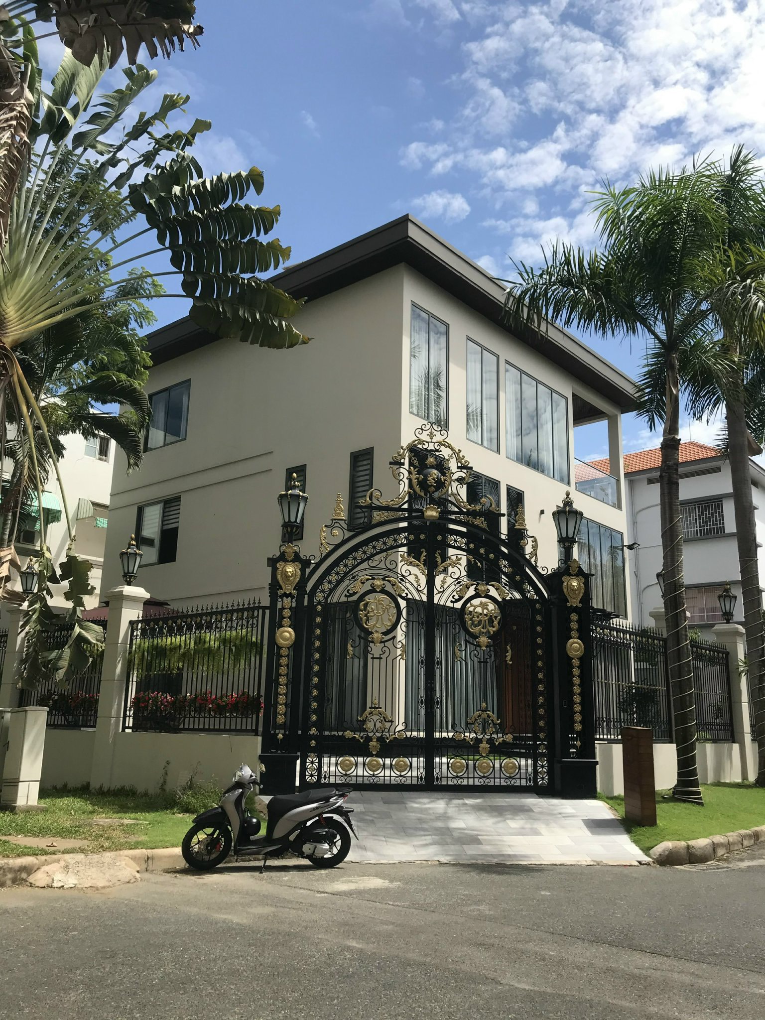 Cho Thuê Villa Đơn Lập Góc Công Viên - Có Hồ Bơi Và sân Vườn Rông - Khu Cảnh Đồi - Phú Mỹ Hưng. DT: 422m2 (22x19.2m) Với Thiết Kế 5 Phòng Ngủ Và Kính Xung Quanh nhà. Hiện Trang Full Nội Thất Cao Cấp - Sang Trọng. Em Luân - 6184