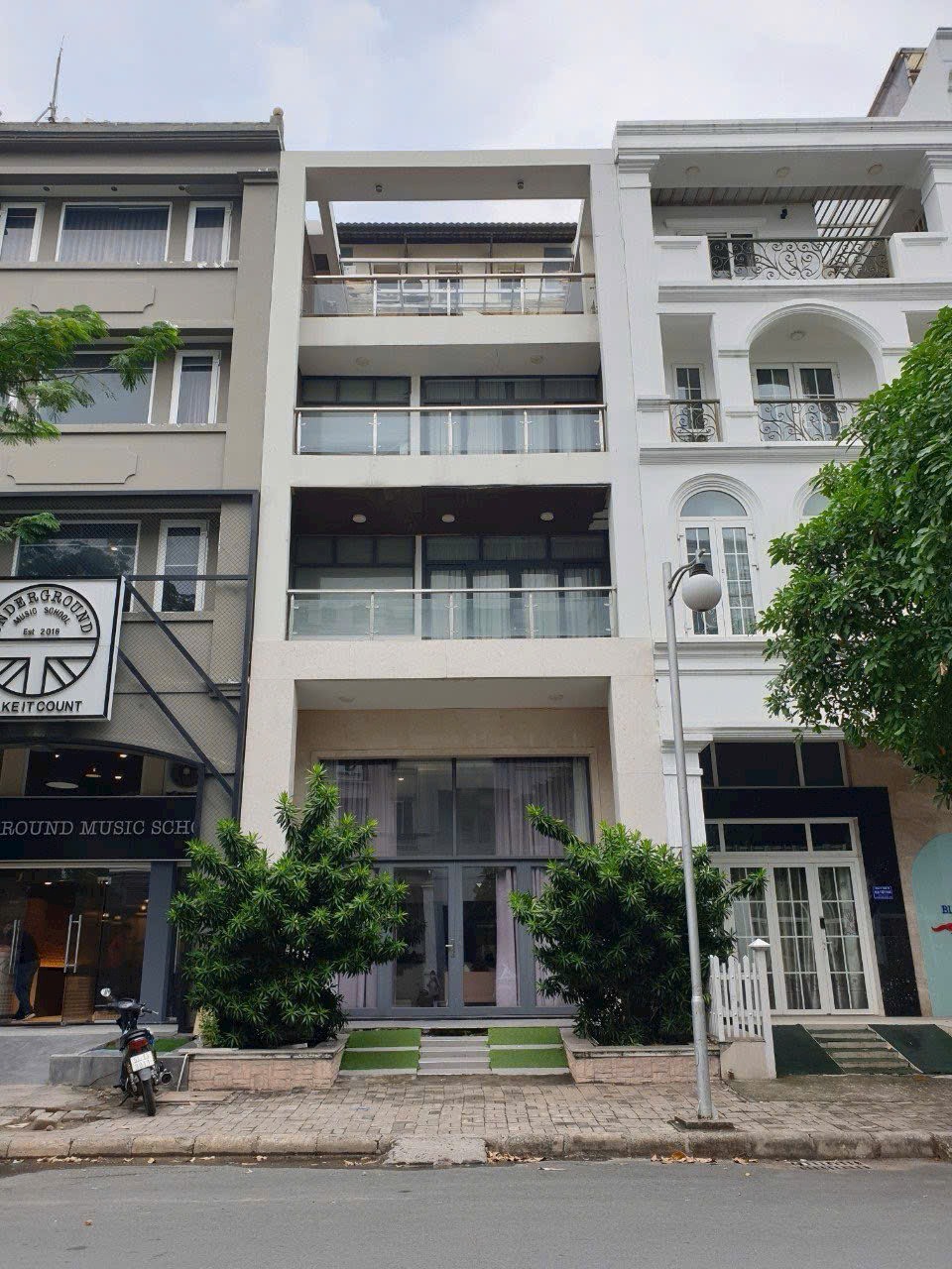Cho thuê nhà phố mỹ Toàn, phú mỹ hưng, quận 7. Diện tích: 6x18,5m. Trệt, 3 lầu, sân thượng. Thiết kế vừa ở và làm văn phòng. Gía thuê 40tr/ tháng. Liên hệ: hotline Ngọc Thư ( zalo, viber)