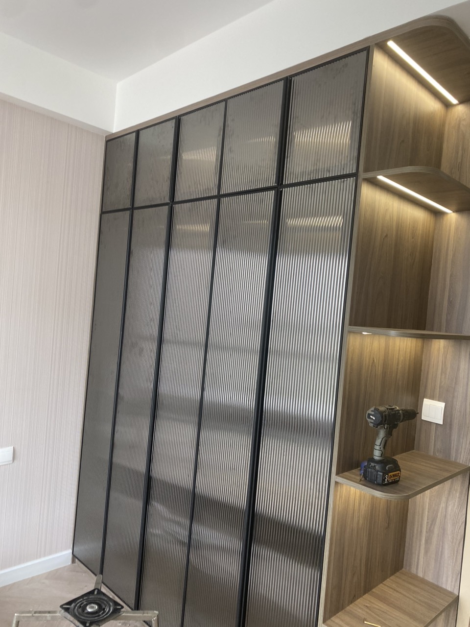 Cho thuê căn hộ cao cấp Antonia- Phú Mỹ Hưng. DIện tích: 82m, nhà mới decor, 2 phòng ngủ, giá chỉ: 28 triệu/ tháng. Anh chị xem nhà liên hệ: hotline Ngọc Thư - 6269