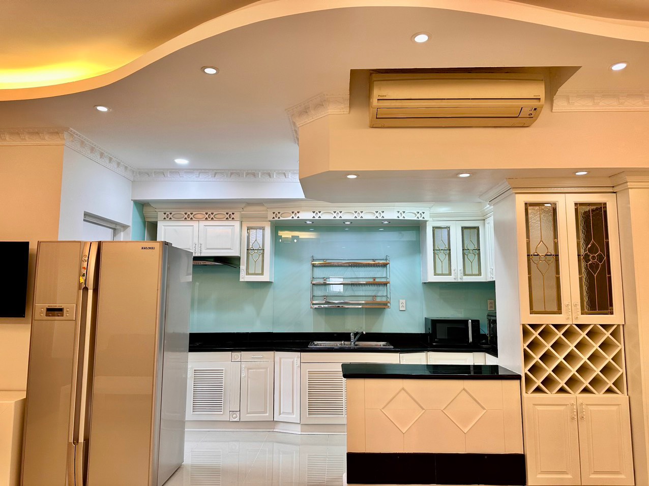 Chủ nhà chuẩn bị đi nước ngoài cần bán gấp căn hộ River park Residence, phú mỹ hưng, quận 7. Diện tích: 126m, 3 phòng ngủ, 2wc, Nội thất dầy đủ, an ninh, tiên ích . Gía chỉ 9,4 tỷ thu về, sổ hồng. Qúy khách xem nhà : hotline Ngọc Thư ( zalo, viber) - 6322