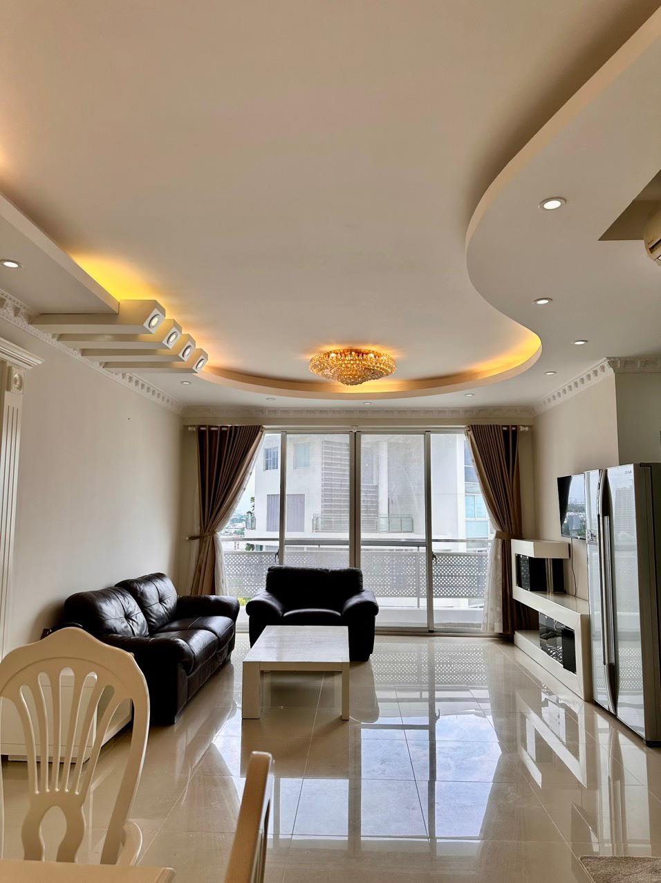Chủ nhà chuẩn bị đi nước ngoài cần bán gấp căn hộ River park Residence, phú mỹ hưng, quận 7. Diện tích: 126m, 3 phòng ngủ, 2wc, Nội thất dầy đủ, an ninh, tiên ích . Gía chỉ 9,4 tỷ thu về, sổ hồng. Qúy khách xem nhà : hotline Ngọc Thư ( zalo, viber)