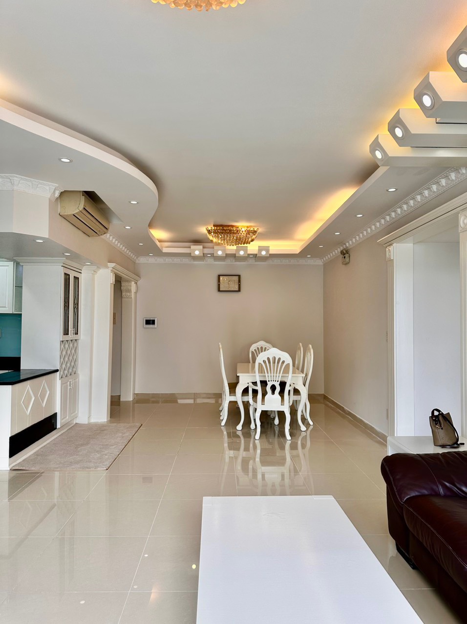 Chủ nhà chuẩn bị đi nước ngoài cần bán gấp căn hộ River park Residence, phú mỹ hưng, quận 7. Diện tích: 126m, 3 phòng ngủ, 2wc, Nội thất dầy đủ, an ninh, tiên ích . Gía chỉ 9,4 tỷ thu về, sổ hồng. Qúy khách xem nhà : hotline Ngọc Thư ( zalo, viber) - 6321