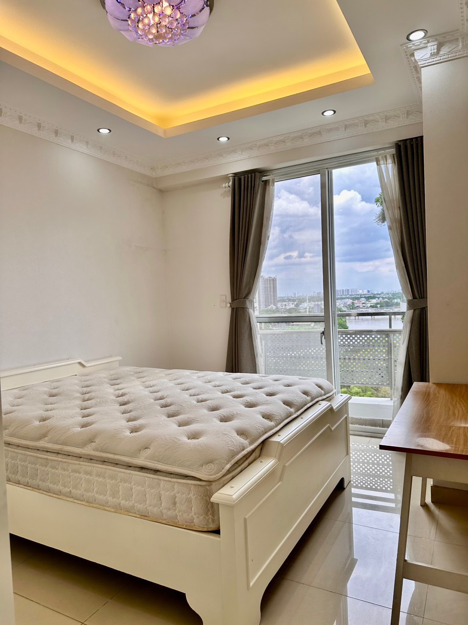 Chủ nhà chuẩn bị đi nước ngoài cần bán gấp căn hộ River park Residence, phú mỹ hưng, quận 7. Diện tích: 126m, 3 phòng ngủ, 2wc, Nội thất dầy đủ, an ninh, tiên ích . Gía chỉ 9,4 tỷ thu về, sổ hồng. Qúy khách xem nhà : hotline Ngọc Thư ( zalo, viber) - 6324