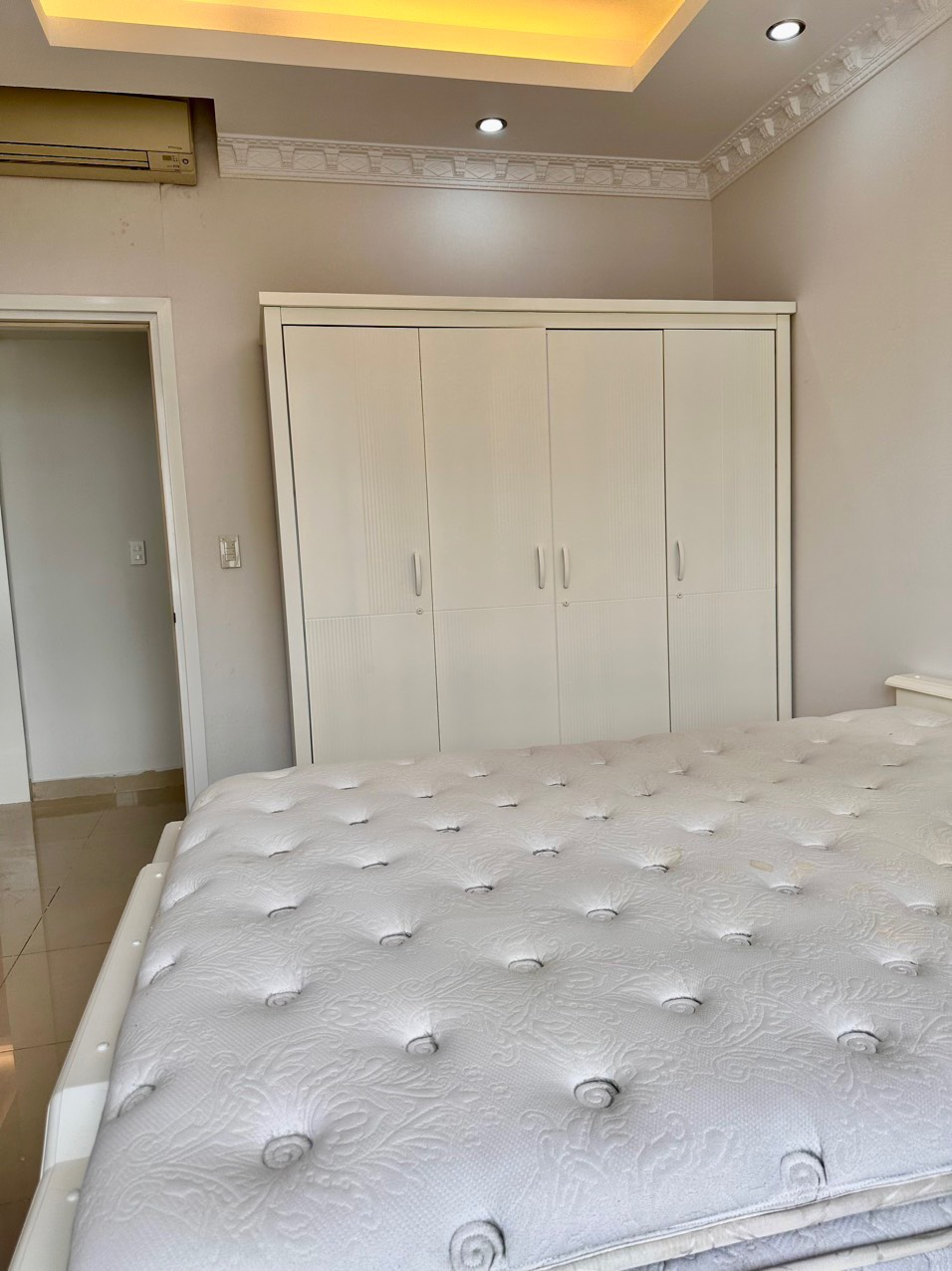 Chủ nhà chuẩn bị đi nước ngoài cần bán gấp căn hộ River park Residence, phú mỹ hưng, quận 7. Diện tích: 126m, 3 phòng ngủ, 2wc, Nội thất dầy đủ, an ninh, tiên ích . Gía chỉ 9,4 tỷ thu về, sổ hồng. Qúy khách xem nhà : hotline Ngọc Thư ( zalo, viber) - 6325