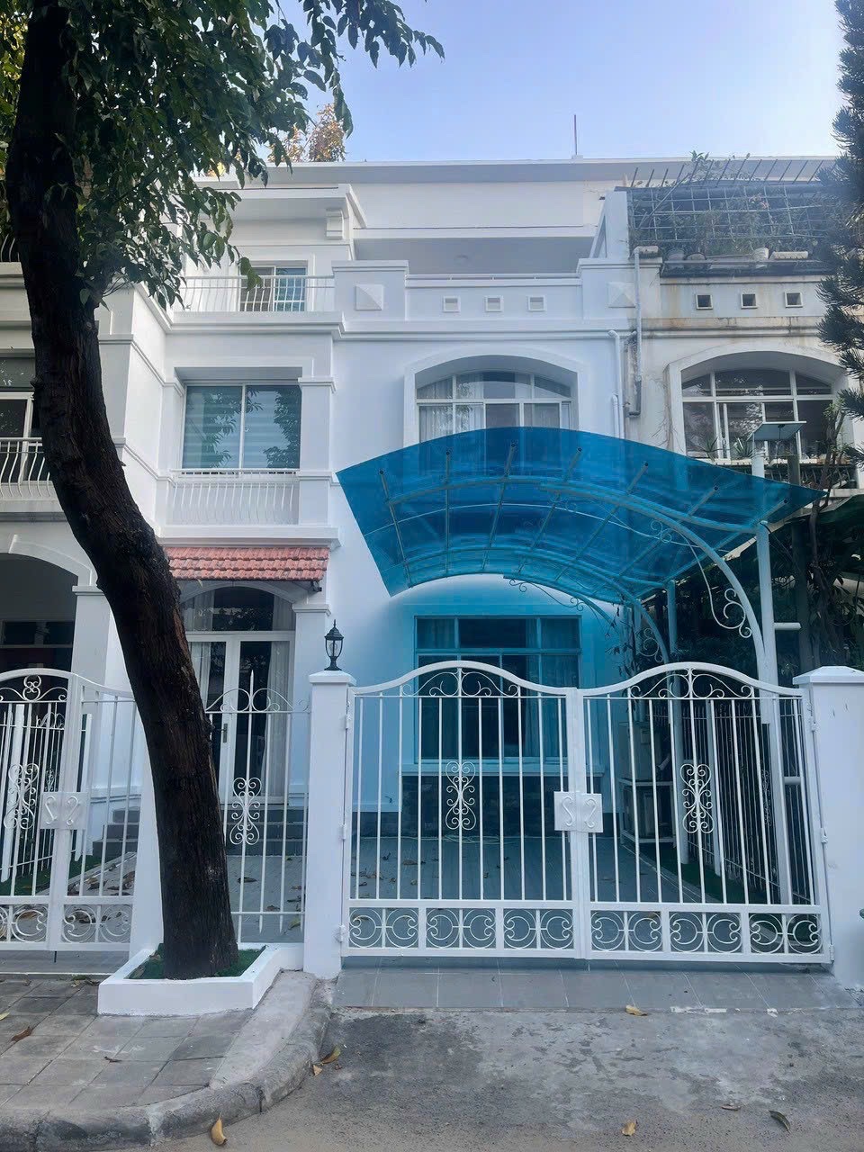Gia đình cần bán gấp biệt thự Hưng Thái- khu Compound của phú mỹ hưng, phường tân Phong, quận 7. 126m, trệt, 2 lầu, giá chỉ 26,5 tỷ. Qúy khách xem nhà liên hệ: hotline Ngọc Thư( zalo, viber)