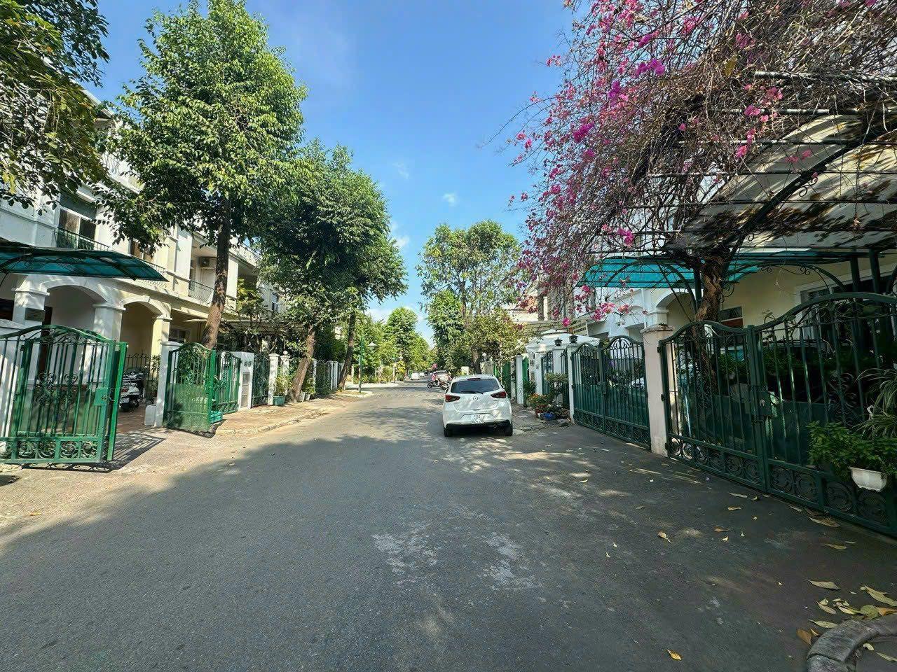 Bán biệt thự Hưng Thái, PMH, Q.7, DT: 7x18m, giá chì 26,5 tỷ. LH: hotline
