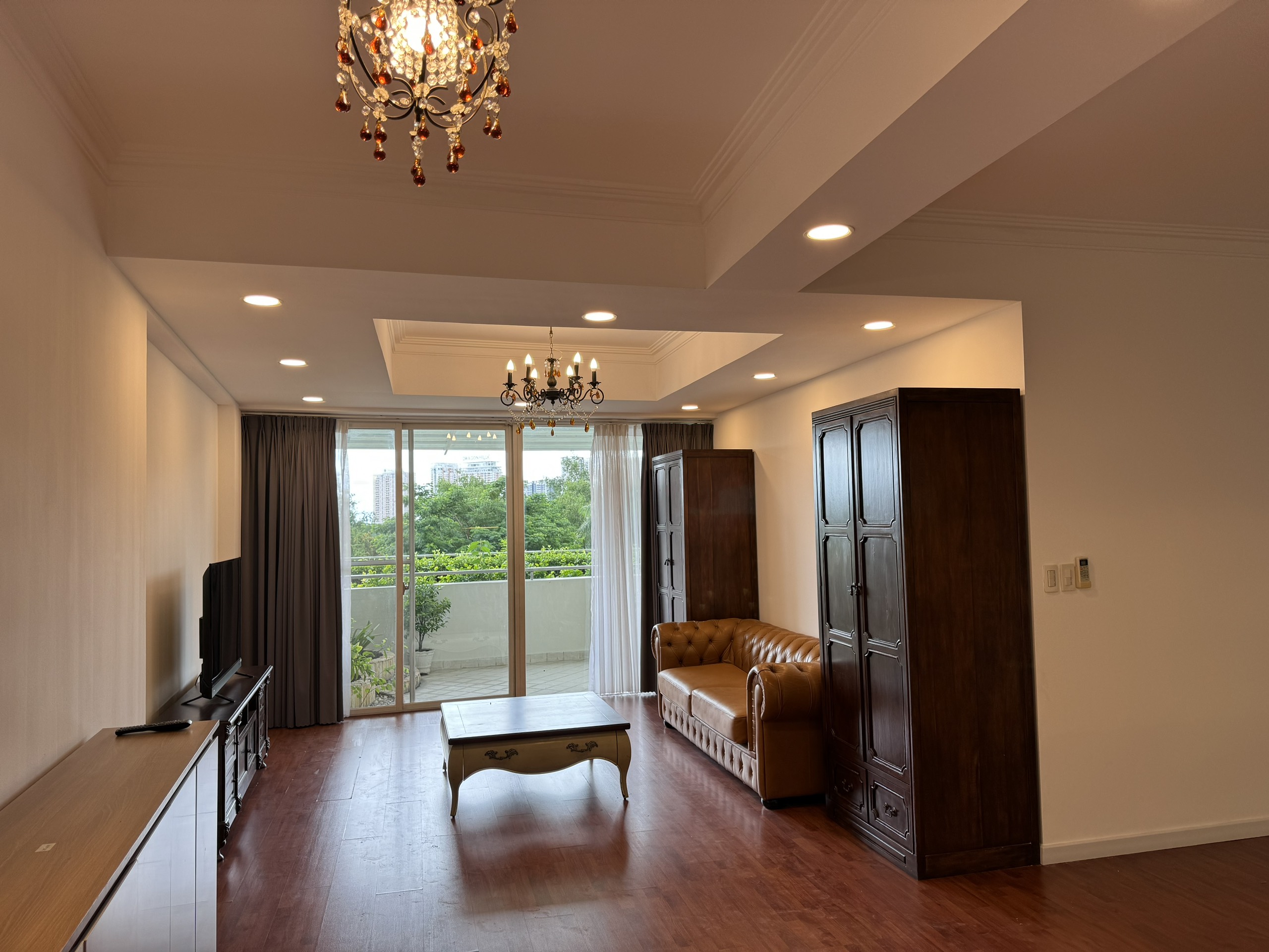 Cho thuê căn hộ Grand view 180m, có sân vườn, 3 phòng ngủ, nhà đầy đủ nội thất, giá chỉ: 43 triệu/ tháng. Liên hệ: hotline Ngọc Thư xem nhà