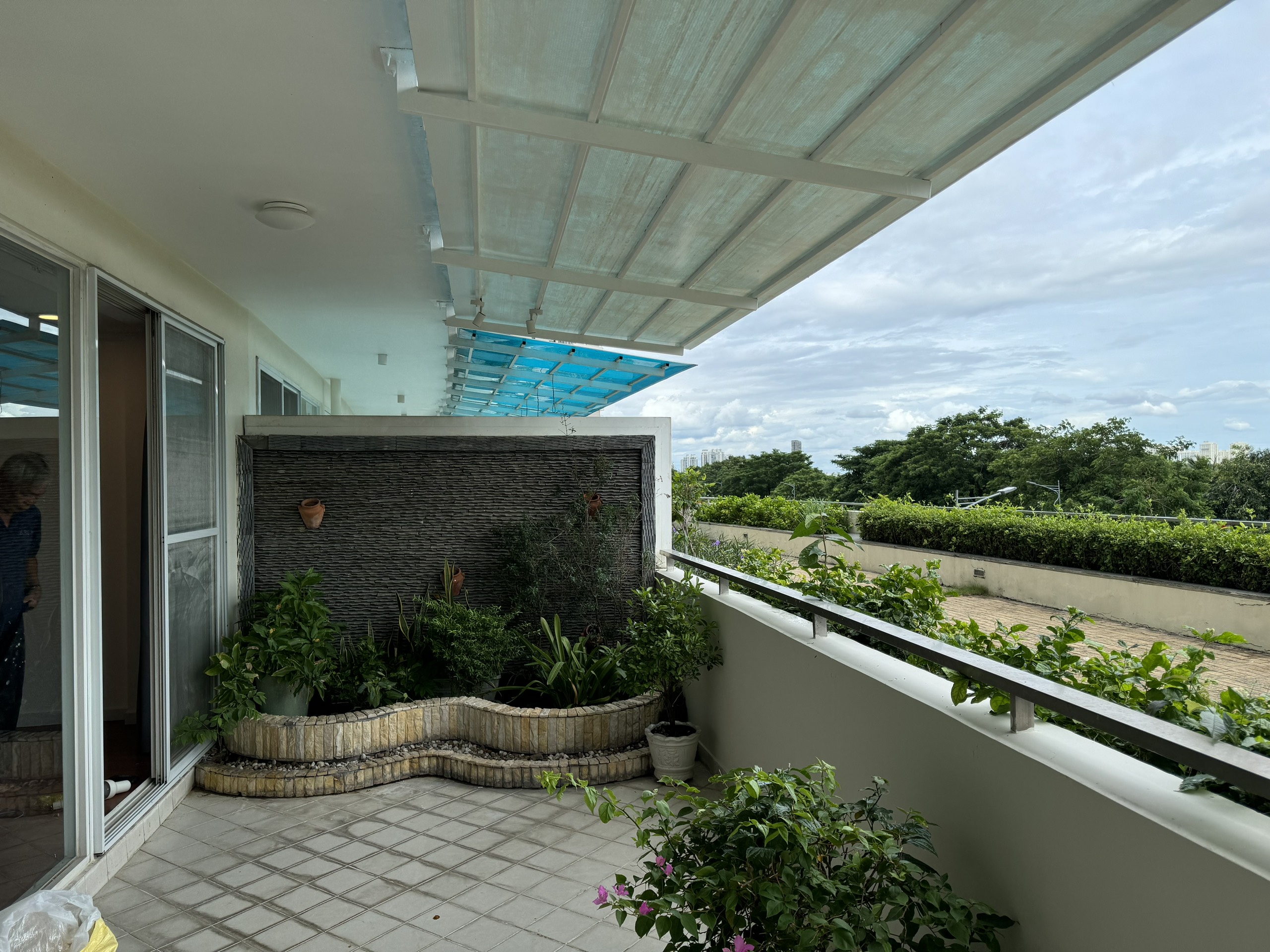 Cho thuê căn hộ Grand view 180m, có sân vườn, 3 phòng ngủ, nhà đầy đủ nội thất, giá chỉ: 43 triệu/ tháng. Liên hệ: hotline Ngọc Thư xem nhà - 6400