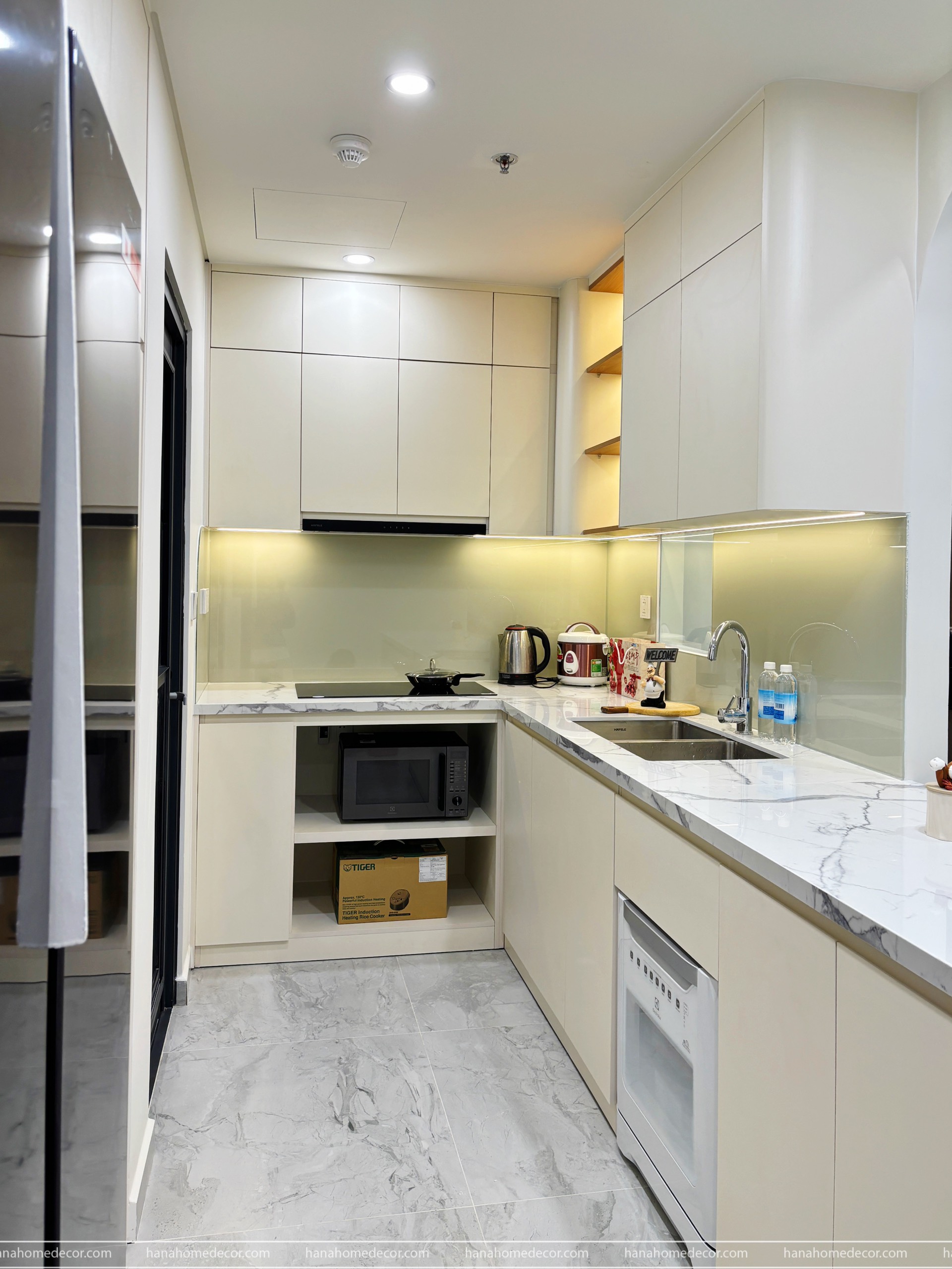 Cho thuê căn hộ cao cấp Cardinal Court, phú mỹ hưng, quận 7. Diện tích: 79m,  2 phòng ngủ, nội thất mới 100%,  giá chỉ 25 tr. Liên hệ: hotline Ngọc Thư ( zalo, viber) - 6493