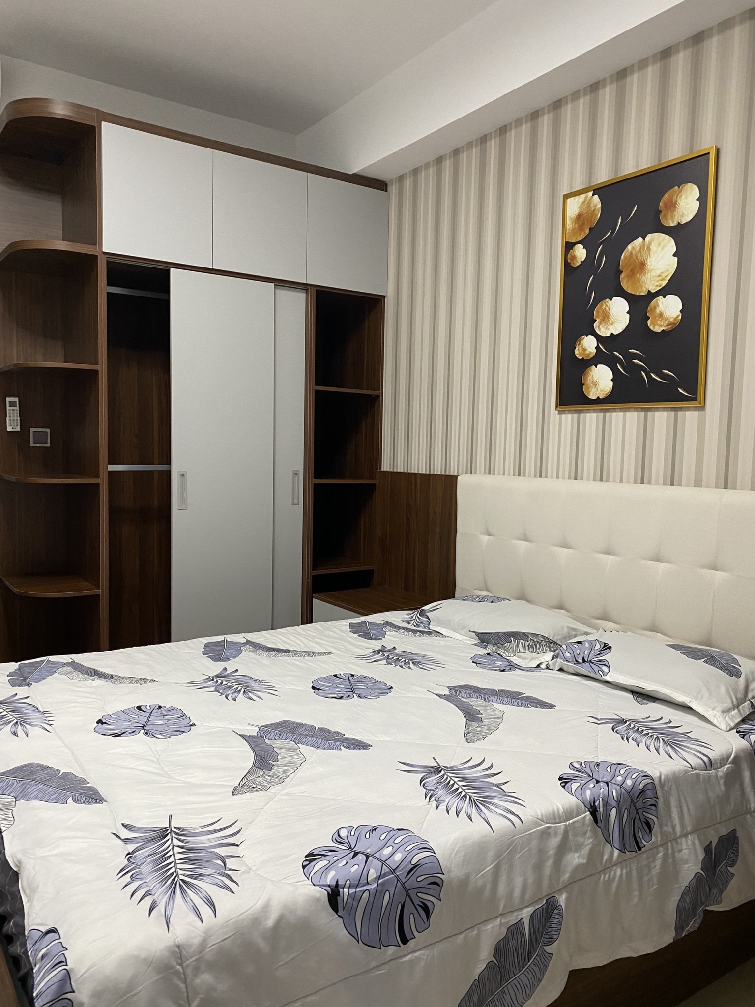 Cho thuê căn hộ Midtown Phú Mỹ Hưng. Diện tích: 82m, 2 phòng ngủ, nội thất đầy đủ, có ô xe tầng hầm. Giá chỉ 25 triệu/ tháng. Quý khách xem nhà liên hệ: hotline  Ngọc Thư - 6551