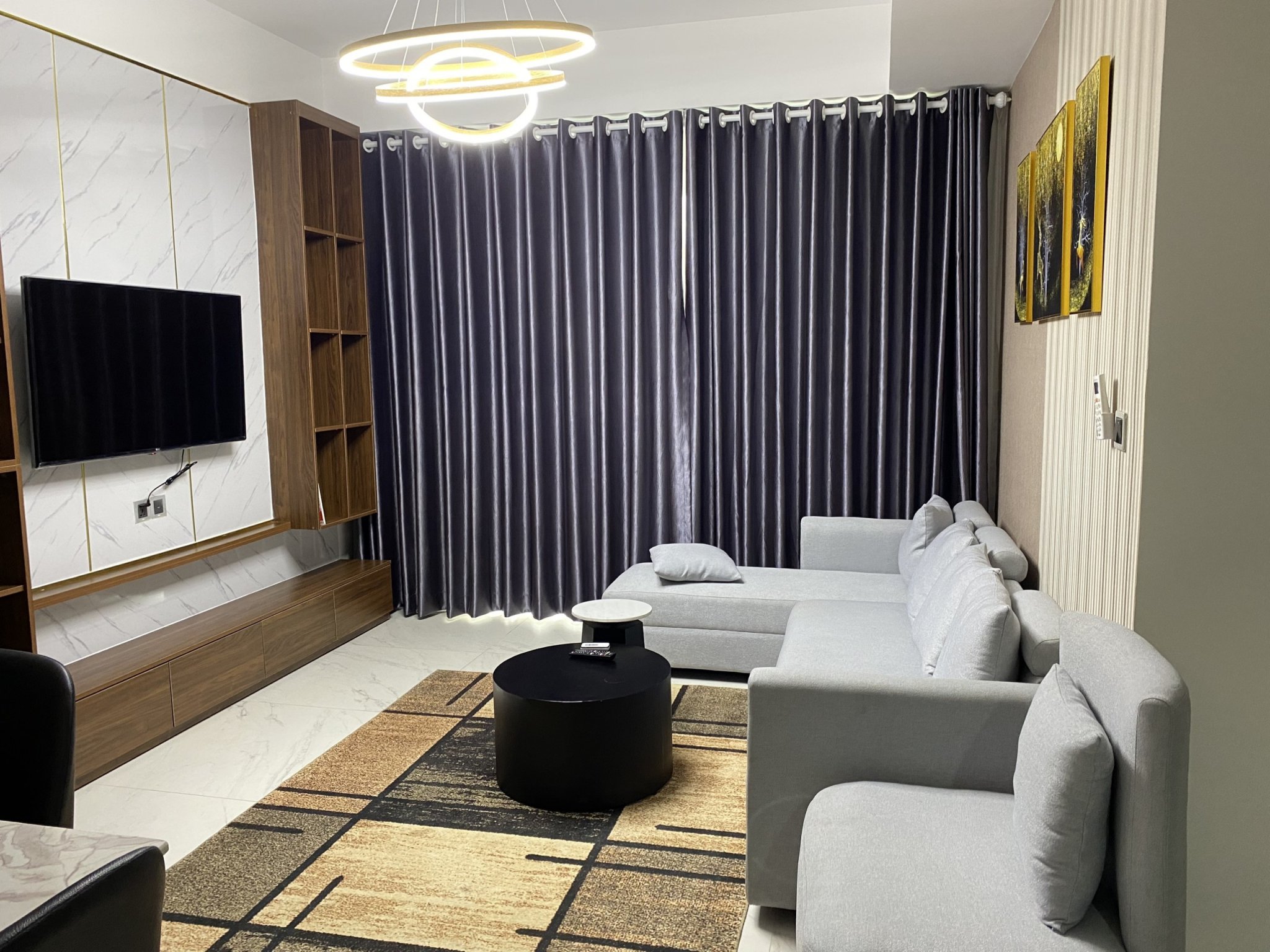 Cho thuê căn hộ Midtown Phú Mỹ Hưng. Diện tích: 82m, 2 phòng ngủ, nội thất đầy đủ, có ô xe tầng hầm. Giá chỉ 25 triệu/ tháng. Quý khách xem nhà liên hệ: hotline  Ngọc Thư