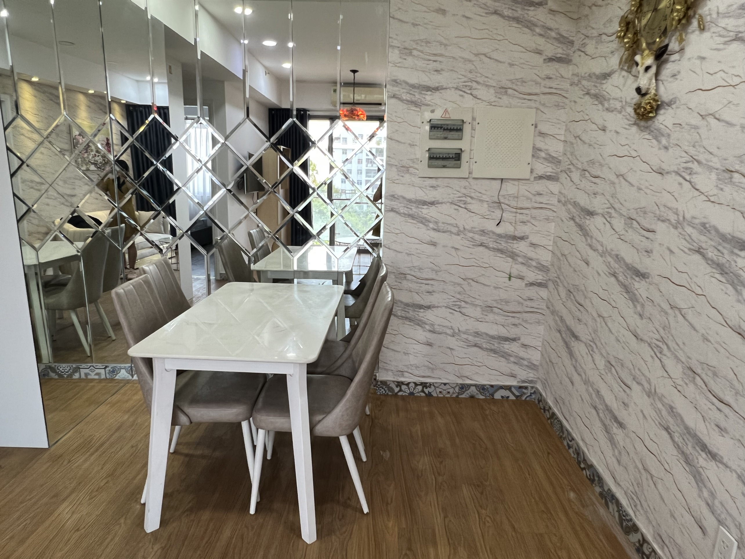 Cần bán căn hộ Hưng phúc Residence Phú Mỹ Hưng. Diện tích:  78m, 2 phòng ngủ,2wc, nội thất đầy đủ, nhà đẹp. Giá chỉ: 4,9 tỷ ( sổ hồng ). Quý khách xem nhà liên hệ: hotline Ngọc Thư ( zalo, viber) - 6598
