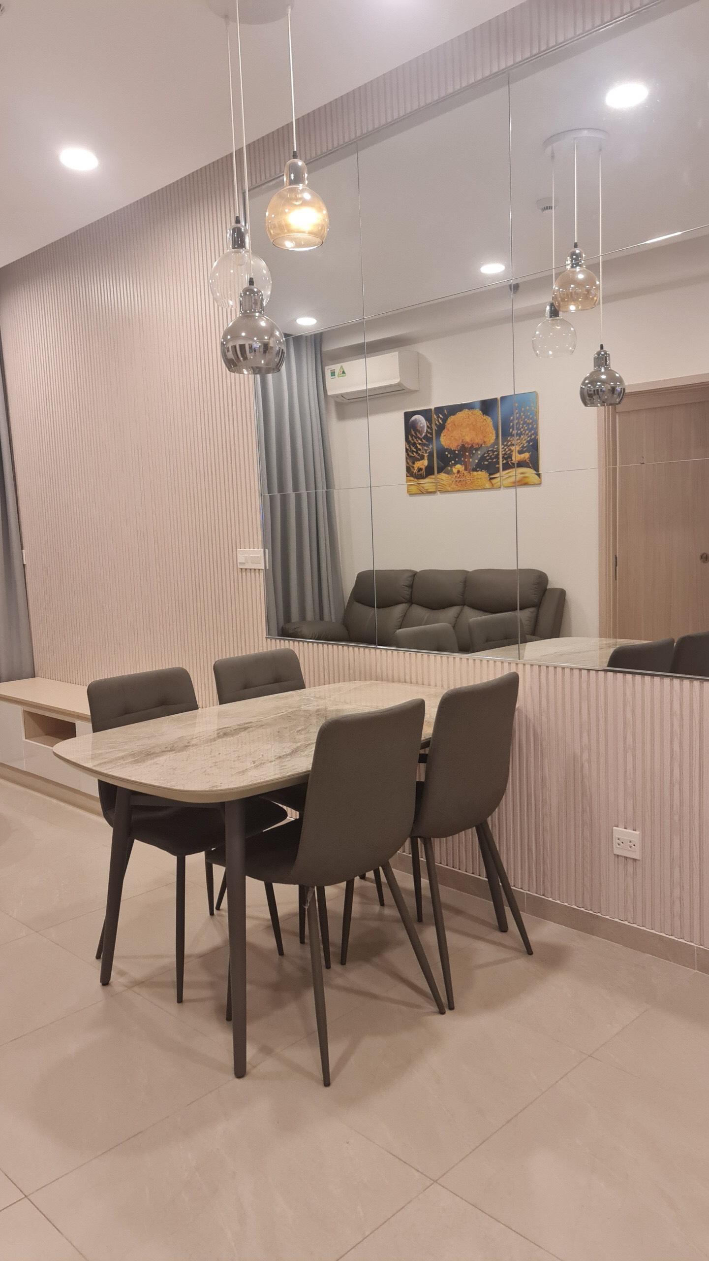 Cần bán căn hộ Hưng phúc Residence Premier Phú Mỹ Hưng. Diện tích:  69m, 2 phòng ngủ,2wc, nội thất đầy đủ, nhà đẹp. Đang cho thuê dài hạn. Giá chỉ: 4,9 tỷ. Quý khách xem nhà liên hệ: hotline Ngọc Thư ( zalo, viber)