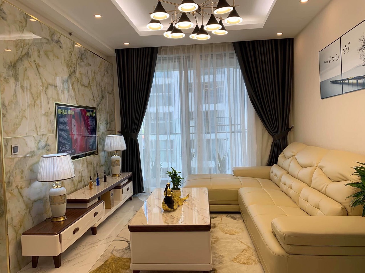 Bán gấp căn hộ cao cấp Midtown, phú mỹ hưng, quận 7. Diện tích: 99m, căn góc, 2 phòng ngủ, view biệt thự thoáng mát, Ô xe tầng hầm miễn phí.Giá chỉ 7,8 tỷ, sổ hồng. Qúy khách xem nhà: hotline Ngọc Thư