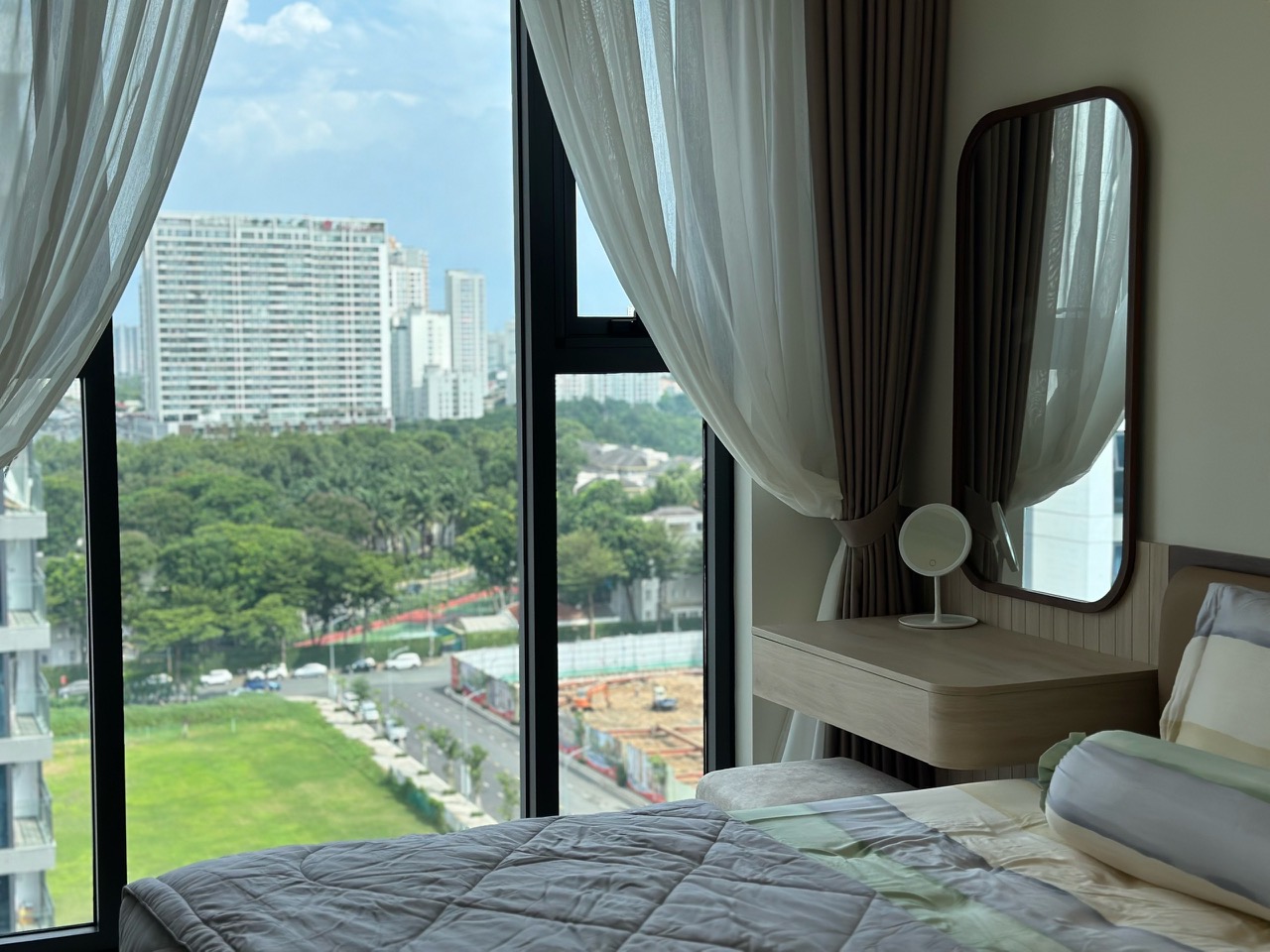 Cho thuê căn hộ Cardinal Court- phú mỹ hưng- quận 7. Diện tích: 78m, 2 phòng ngủ, view hồ bơi,  nội thất mới 100%, giá chỉ 30tr/ tháng. Anh chị xem nhà liên hệ: hotline Ngọc Thư - 6681