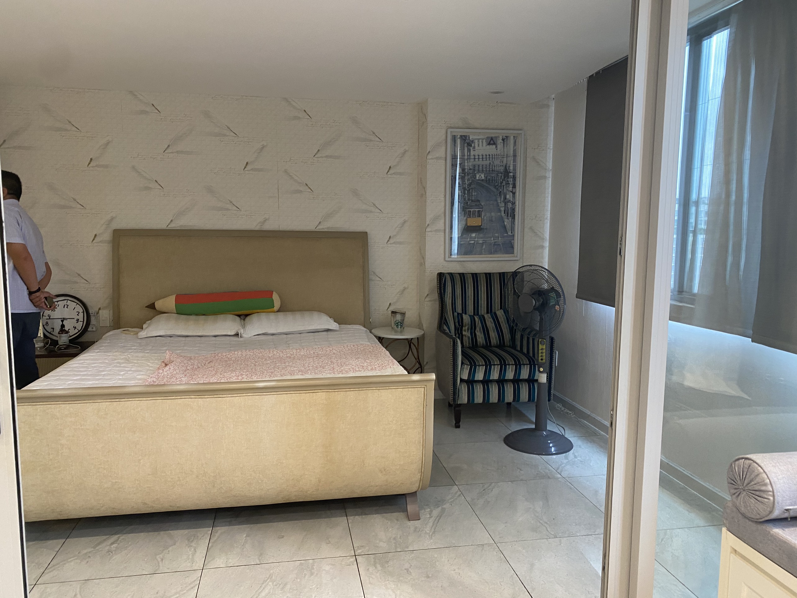 Cần bán căn hộ Hưng phúc Residence Phú Mỹ Hưng. Diện tích:  76m, thiết kế 1 phòng ngủ rộng, phòng khách, bếp rộng, chủ nhà đầu tư kỹ nội thất đầy đủ, nhà đang cho thuê dài hạn. Có ô xe tầng hầm, Giá chỉ: 5 tỷ. Quý khách xem nhà liên hệ: hotline Ngọc Thư - 6694