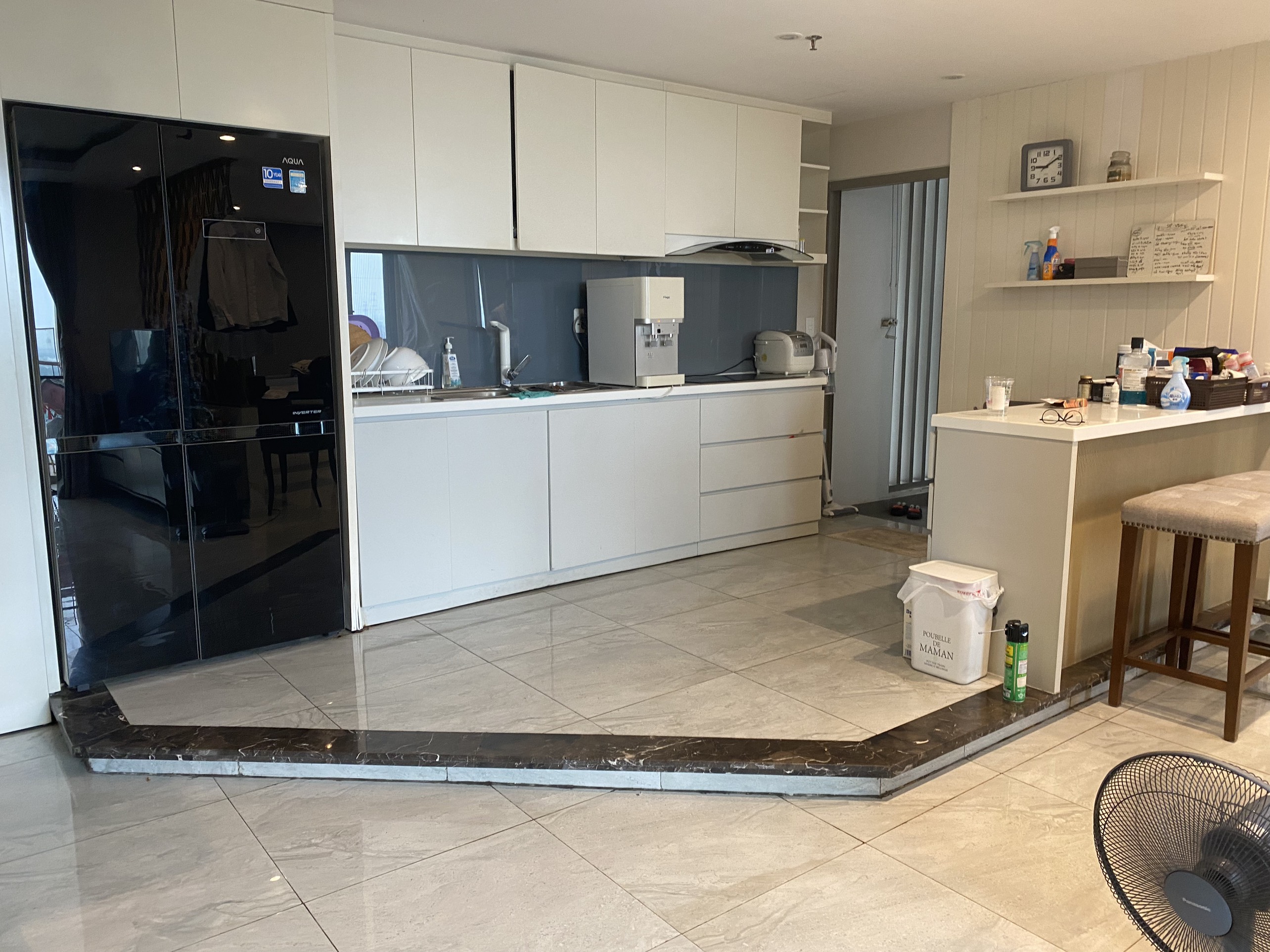 Cần bán căn hộ Hưng phúc Residence Phú Mỹ Hưng. Diện tích:  76m, thiết kế 1 phòng ngủ rộng, phòng khách, bếp rộng, chủ nhà đầu tư kỹ nội thất đầy đủ, nhà đang cho thuê dài hạn. Có ô xe tầng hầm, Giá chỉ: 5 tỷ. Quý khách xem nhà liên hệ: hotline Ngọc Thư - 6693