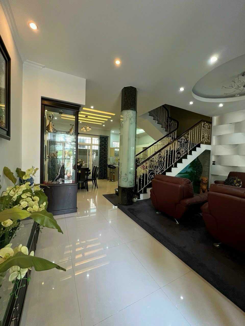 Cần bán nhà phố liên kế vườn Hưng Thái, phú mỹ hưng, quận 7. Diện tích: 7x18m, trệt, 2 lầu, 4 phòng ngủ, nội thất đầy đủ. Nhà đang ở nên đầu tư rât kỹ. Gía chỉ 35 tỷ ( TL). Anh chị xem nhà liên hệ: hotline Ngọc Thư( zalo, viber)
