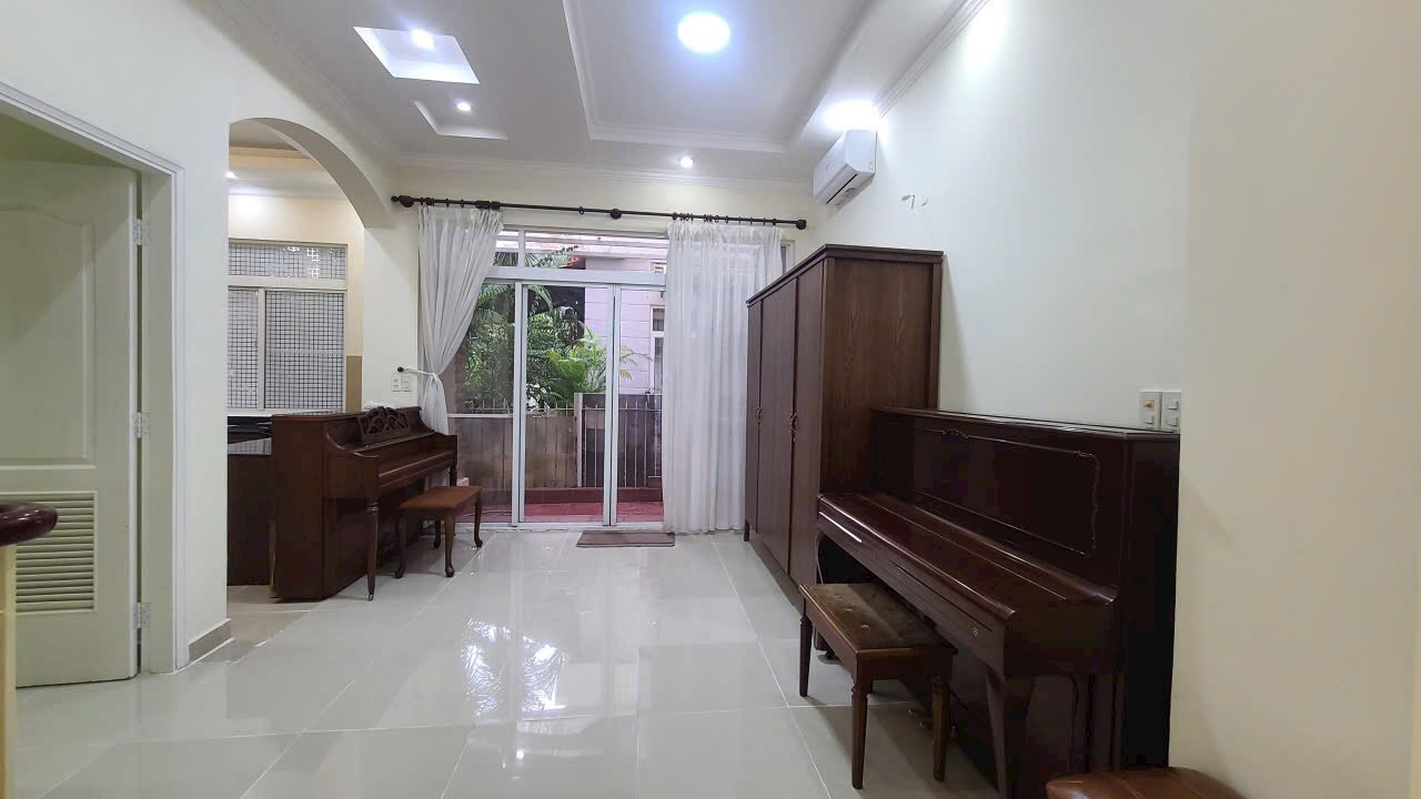 Cần bán gấp nhà phố vườn Mỹ Giang - Phú Mỹ Hưng- Quận 7. Diện tích: 7x18m, 4 phòng ngủ. Nhà đang cho thuê dài hạn, khu na ninh, hướng Tây Nam. Gía chỉ 34 tỷ ( thương lượng). Anh chị xem nhà liên hệ: hotline Ngọc Thư ( zalo, viber) - 6701