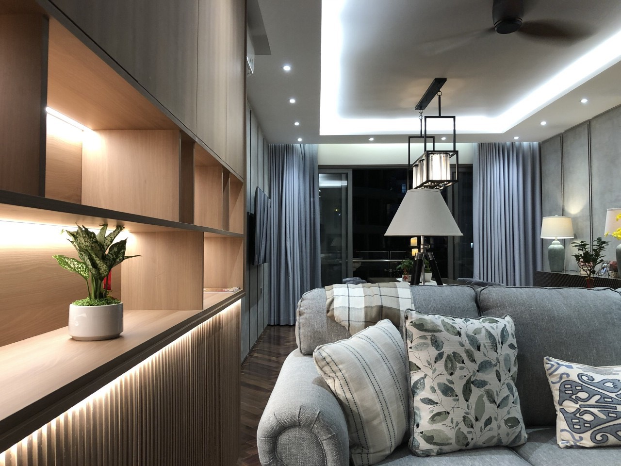 Chủ nhà chuẩn bị đi nước ngoài cần bán gấp căn hộ River park Residence Premier, phú mỹ hưng, quận 7. Diện tích: 130m, 3 phòng ngủ, 2wc. Nhà đang ở được đầu tư kỹ . Gía chỉ 12 tỷ, sổ hồng công chứng ngay. Qúy khách xem nhà : hotline Ngọc Thư ( zalo, viber) - 6726