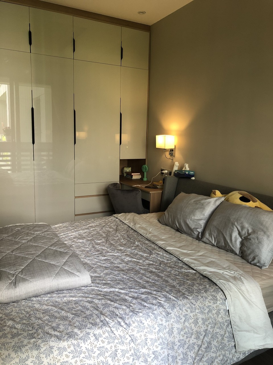 Chủ nhà chuẩn bị đi nước ngoài cần bán gấp căn hộ River park Residence Premier, phú mỹ hưng, quận 7. Diện tích: 130m, 3 phòng ngủ, 2wc. Nhà đang ở được đầu tư kỹ . Gía chỉ 12 tỷ, sổ hồng công chứng ngay. Qúy khách xem nhà : hotline Ngọc Thư ( zalo, viber) - 6729