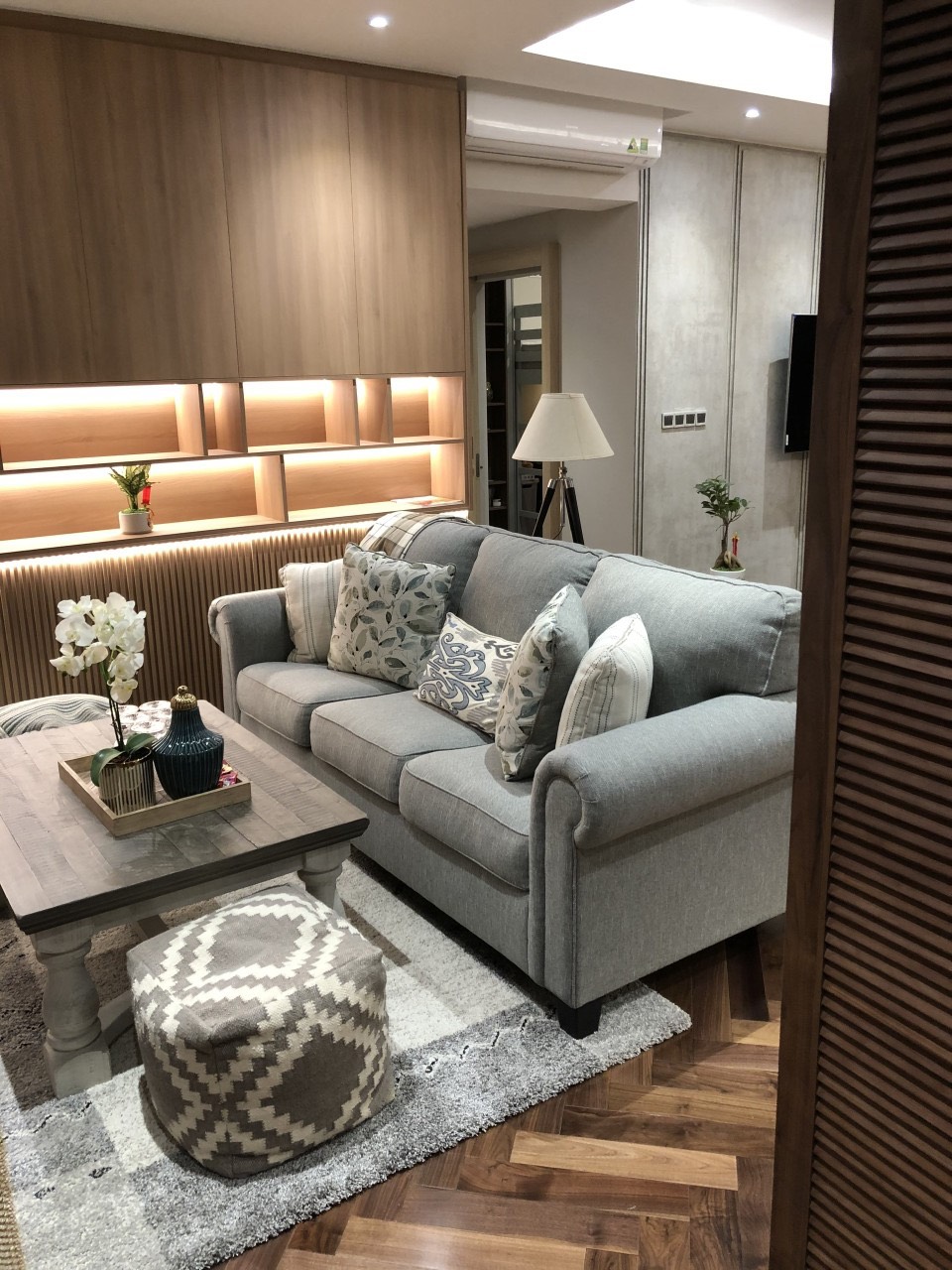 Chủ nhà chuẩn bị đi nước ngoài cần bán gấp căn hộ River park Residence Premier, phú mỹ hưng, quận 7. Diện tích: 130m, 3 phòng ngủ, 2wc. Nhà đang ở được đầu tư kỹ . Gía chỉ 12 tỷ, sổ hồng công chứng ngay. Qúy khách xem nhà : hotline Ngọc Thư ( zalo, viber) - 6728
