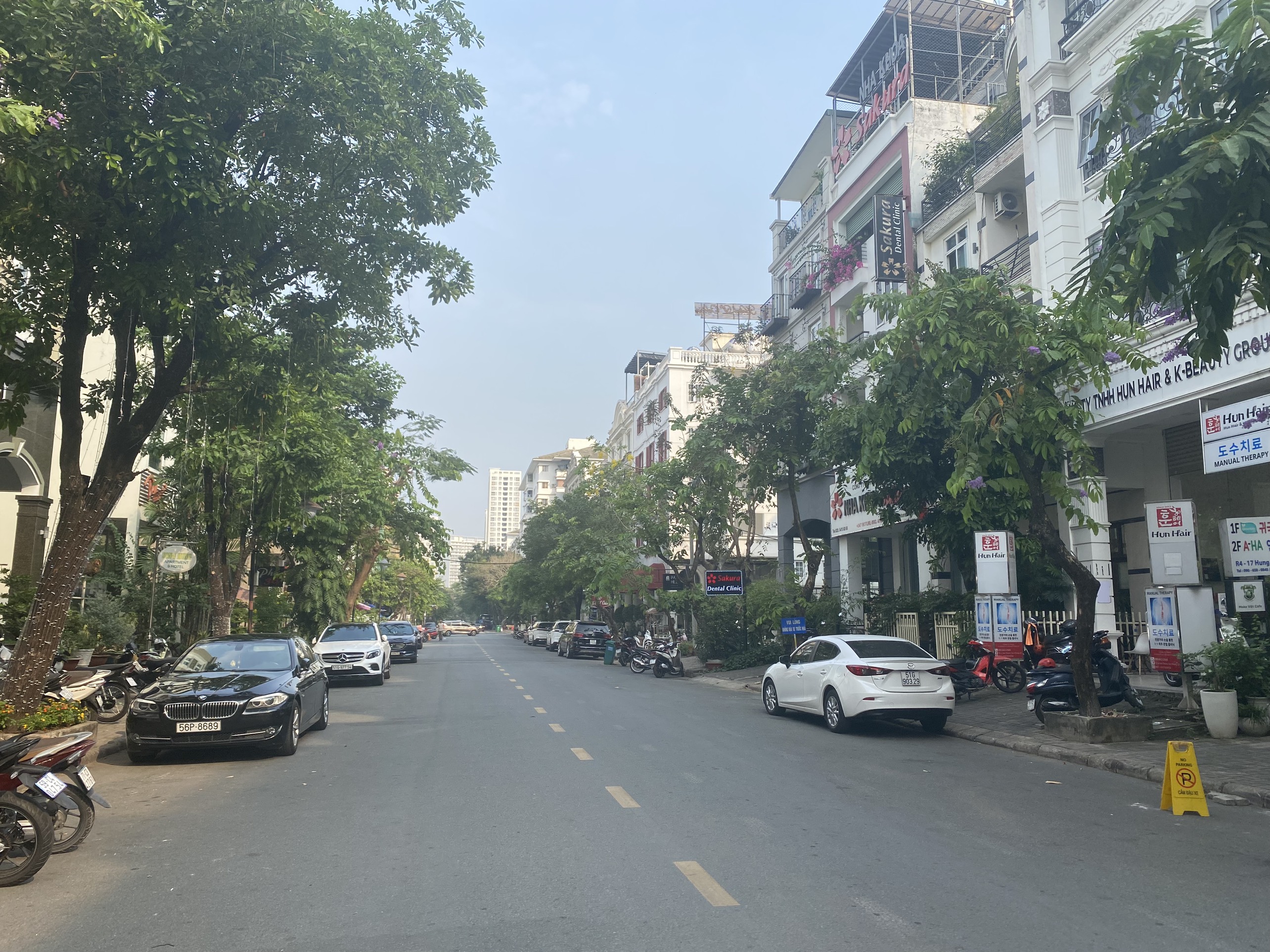 Bán Hoặc Cho Thuê Nhà Phố Mặt Tiền Đường Phan Khiêm Ích - Khu Phú Mỹ Hưng - Quận 7. Diện tích chuẩn: 6*18.5m, XD: Trệt Lửng  - 3 Lầu. Thiết Kế Sàn Suốt Và Có Thang Máy.  Quý AC Xem Nhà Vui Lòng Liên Hệ: hotline Em Thành Luân - 6811