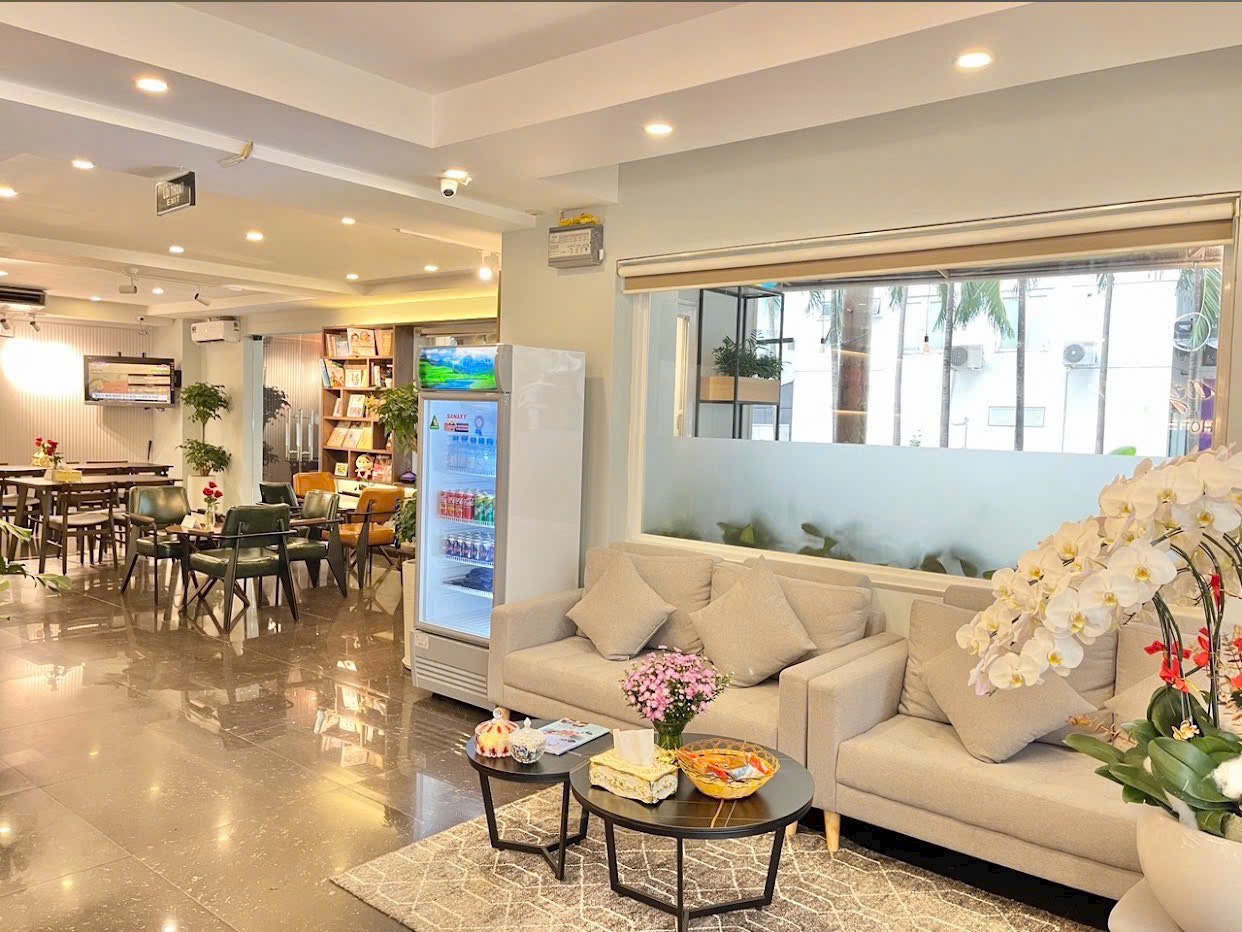 Bán Nhanh Khách Sạn Căn Góc Công Viên Phú Mỹ Hưng - Quận 7. Diện Tích: 8x18.5m - Hiện Trạng Nhà Mới - Nội Thất Đầy Đủ. Mặt Tiền Trước Sau Thông Thoáng - Thuận Tiện Duy Chuyển. Hiên Đang Có 18 Phòng Đang Hoạt Động Với Hợp Đồng Thuê Còn 4 Năm. Phòng Đẹp Sạch Sẽ. Quý AC Quan Tâm Vui Lòng Liên Hệ: hotline Em Thành Luân. Cảm Ơn AC Đã Xem Tin - 6813