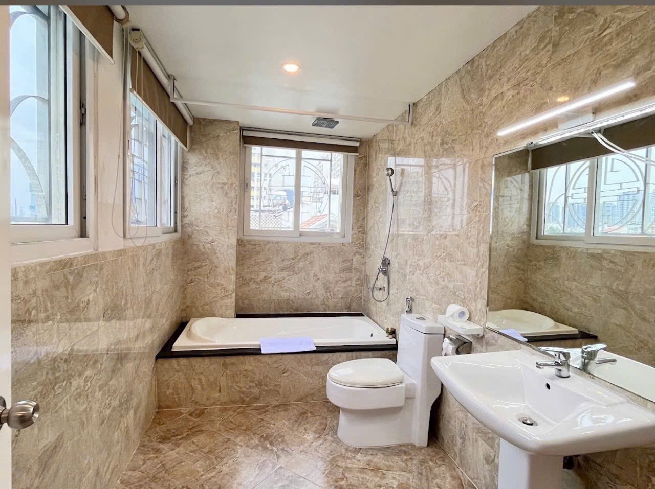 Bán Nhanh Khách Sạn Căn Góc Công Viên Phú Mỹ Hưng - Quận 7. Diện Tích: 8x18.5m - Hiện Trạng Nhà Mới - Nội Thất Đầy Đủ. Mặt Tiền Trước Sau Thông Thoáng - Thuận Tiện Duy Chuyển. Hiên Đang Có 18 Phòng Đang Hoạt Động Với Hợp Đồng Thuê Còn 4 Năm. Phòng Đẹp Sạch Sẽ. Quý AC Quan Tâm Vui Lòng Liên Hệ: hotline Em Thành Luân. Cảm Ơn AC Đã Xem Tin - 6816