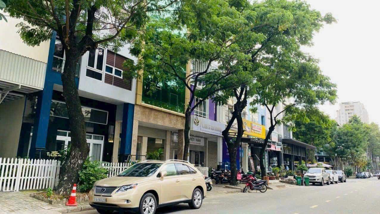 Bán Nhà Phố Đường Lớn Phú Mỹ Hưng - Khu Hưng Gia - Hưng Phước. DT: 6*18.5m. Nhà Có Hầm Và Thang Máy. Hiện Đang Có Hợp Đồng Thuê Tốt. Giá Tốt Đầu Tư. Quý AC Quan Tâm Liên Hệ: hotline Em Thành Luân. Cảm Ơn Anh Chị Xem Tin - 6822