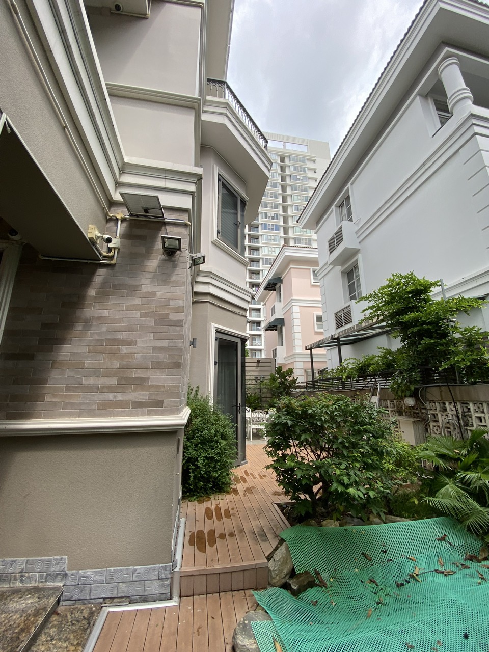 Bán Biệt Thự  Siêu Đẹp Khu Nam Viên Phú Mỹ Hưng. Nhà Trang Bị Full Nội Thất Mới 100%. Có Hồ Cá Coi + Phòng SAUNA + Sân Vườn Rộng - Thoáng Mát. Nhà Hướng Đông Nam. Quý AC Quan Tâm Vui Lòng Liên Hệ: hotline Em Thành Luân. Cảm Ơn AC Xem Tin - 6841