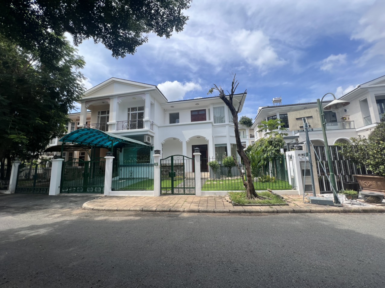 Cho Thuê Biệt Thự Sân Vườn Siêu Rộng Trong Khu Compound Hưng Thái An Ninh Bậc Nhất PMH. DT: 350m2.  Sân Vườn Trước Sau Rộng - Thoáng. Phù Hợp Cho Gia Đình . Giá Chỉ 60 Triệu. Em Luân: hotline. Cảm Ơn AC Xem Tin