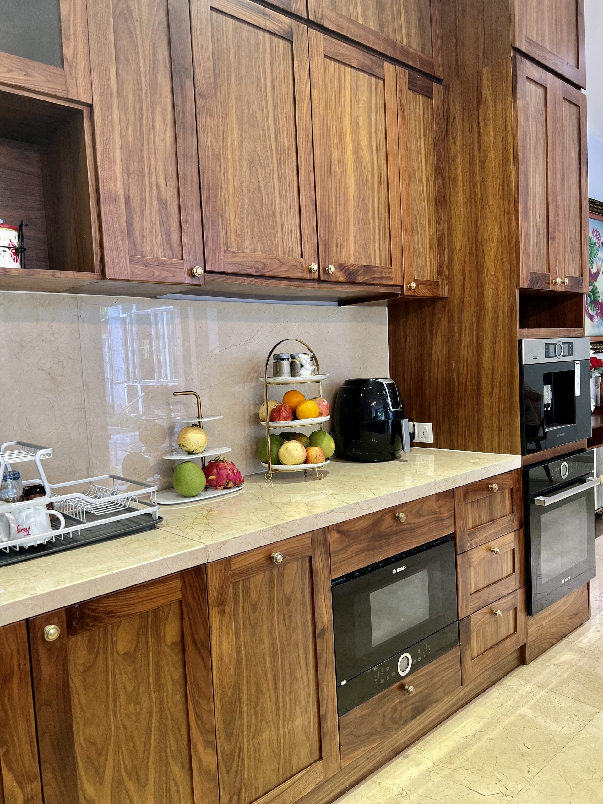 Bán Biệt thự tứ lập Mỹ Gia đẹp Phú Mỹ Hưng, Q7. Diện tích : 240m2, thiết kế 5 phòng ngủ, phòng thờ, phòng giúp việc. Nội thất cao cấp, nhận nhà ở ngay. Gía chỉ: 76 tỷ ( sổ hổng). Liên hệ xem nhà ngay: hotline  Ngọc Thư ( zalo, viber) - 6873