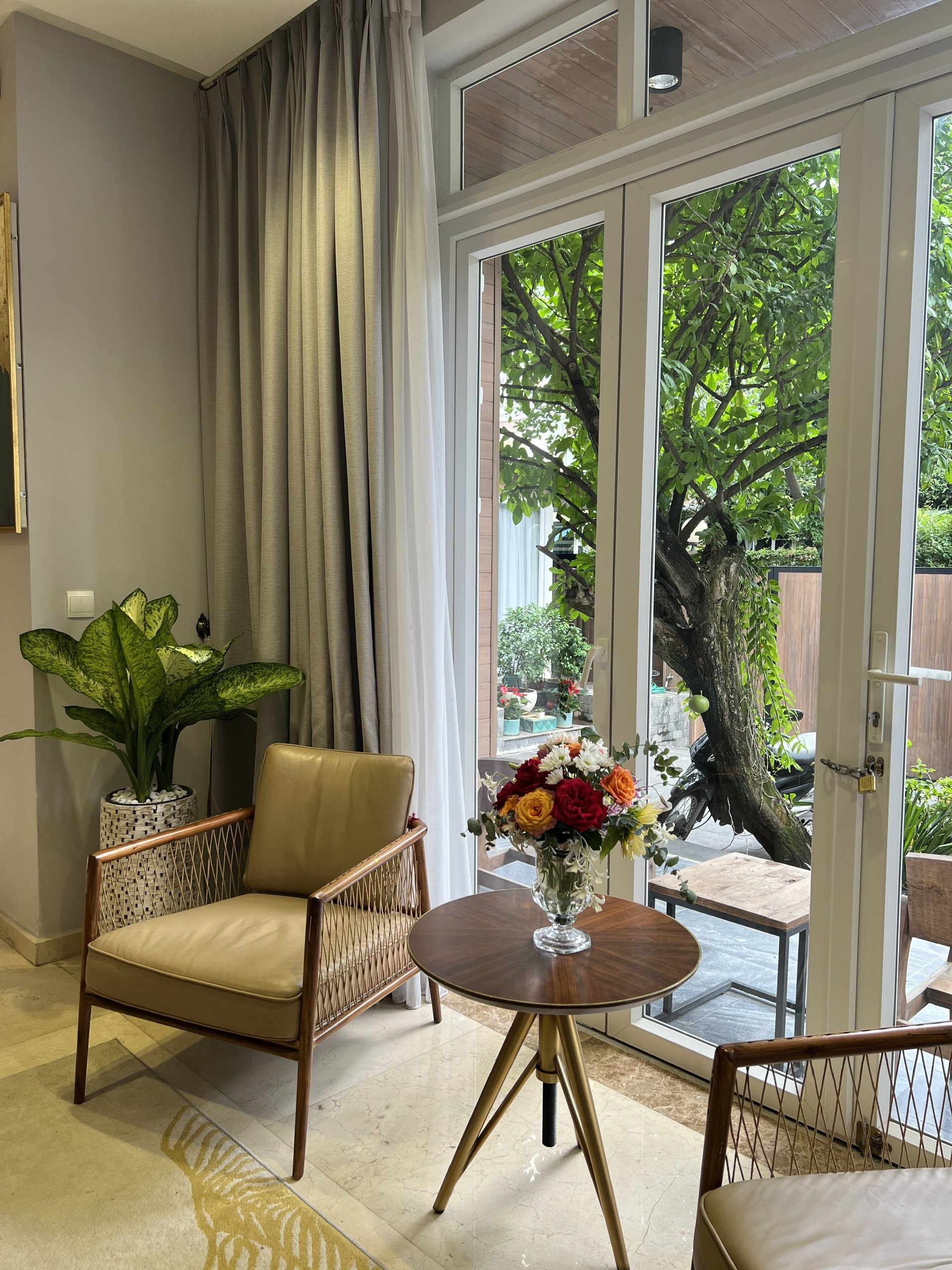 Bán Biệt thự tứ lập Mỹ Gia đẹp Phú Mỹ Hưng, Q7. Diện tích : 240m2, thiết kế 5 phòng ngủ, phòng thờ, phòng giúp việc. Nội thất cao cấp, nhận nhà ở ngay. Gía chỉ: 76 tỷ ( sổ hổng). Liên hệ xem nhà ngay: hotline  Ngọc Thư ( zalo, viber) - 6875