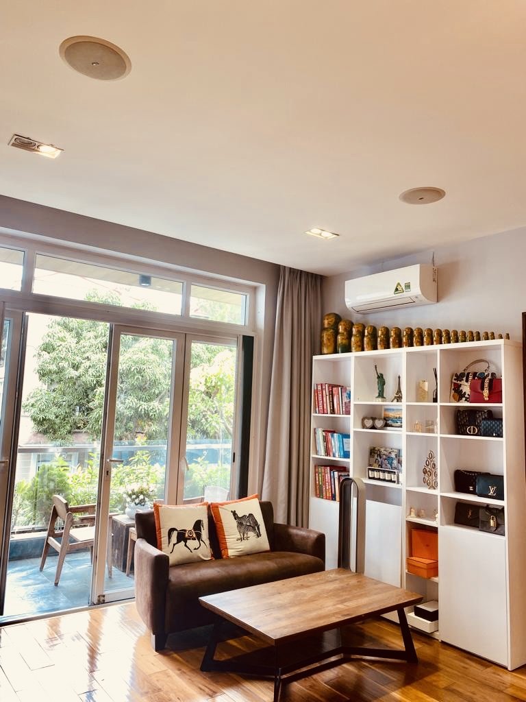 Bán Biệt thự tứ lập Mỹ Gia đẹp Phú Mỹ Hưng, Q7. Diện tích : 240m2, thiết kế 5 phòng ngủ, phòng thờ, phòng giúp việc. Nội thất cao cấp, nhận nhà ở ngay. Gía chỉ: 76 tỷ ( sổ hổng). Liên hệ xem nhà ngay: hotline  Ngọc Thư ( zalo, viber) - 6874