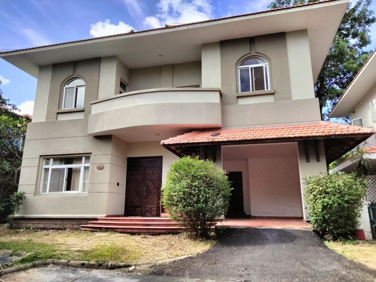 Bán biệt thự đơn lập Phú Gia, phú mỹ hưng. Q.7. Diện tích: 317m, 3 phòng ngủ rộng, phòng giúp việc, 4wc. Nội thất cao cấp, giá chỉ 89 tỷ (tl). Qúy khách xem nhà liên hệ: hotline Ngọc thư( zalo, viber)