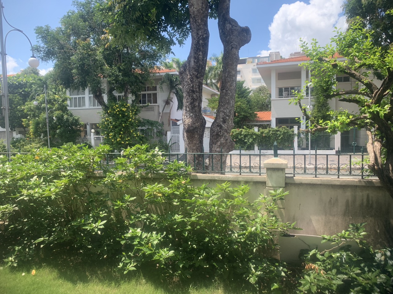 Cho thuê biệt thự VIP Phú Gia, 317m, 4 phòng ngủ, nội thất cao cấp. Khu compound khép kín, an ninh tuyệt đối. Gía chỉ: 75 triêu/ tháng. Qúy khách xem nhà liên hệ: hotline Ngọc Thư ( zalo, viber) - 6899