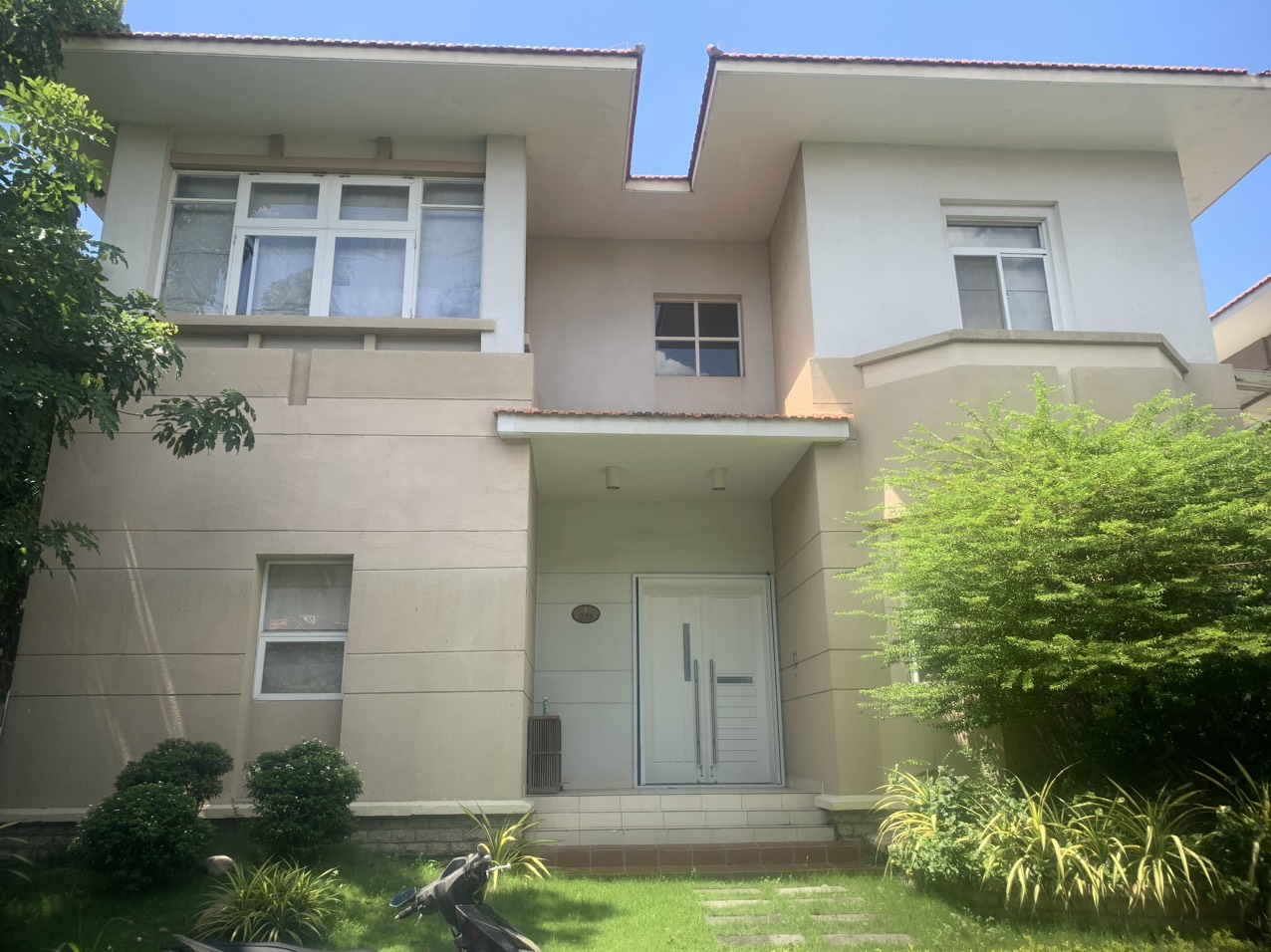 Cho thuê biệt thự VIP Phú Gia, 317m, 4 phòng ngủ, nội thất cao cấp. Khu compound khép kín, an ninh tuyệt đối. Gía chỉ: 75 triêu/ tháng. Qúy khách xem nhà liên hệ: hotline Ngọc Thư ( zalo, viber)