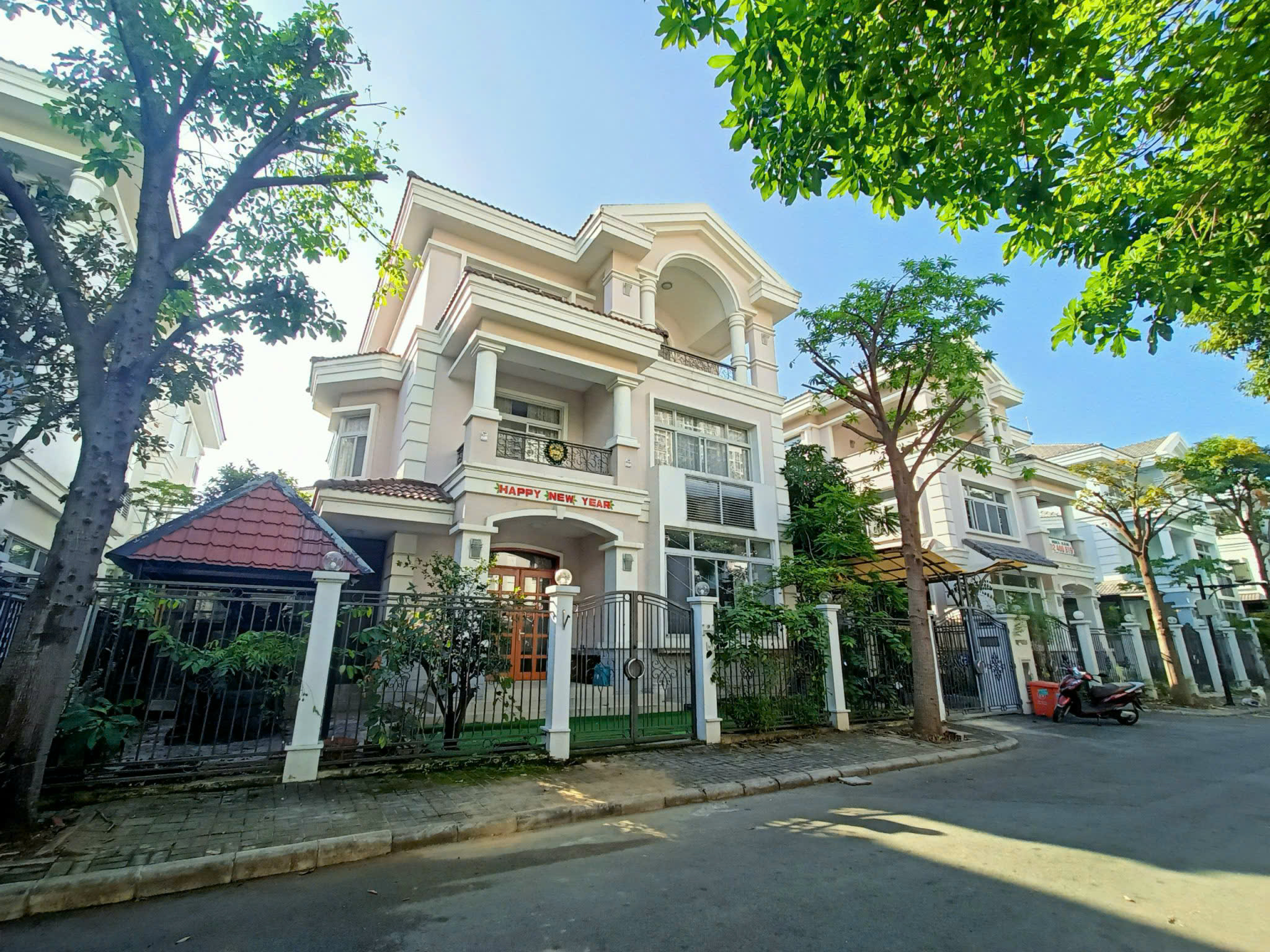 Cho thuê biệt thự đơn lập Nam Viên, Phú Mỹ Hưng. Quận 7. Dt: 300m, 5 phòng ngủ, 2 phòng khách, phòng giai nhân. Nội thất cao cấp,  giá chỉ: 75 tr/ tháng. Liên hệ xem nhà: hotline Ngọc Thư ( zalo, viber)