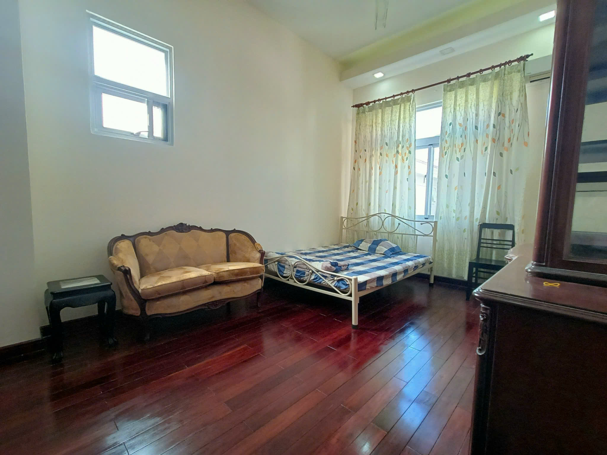 Cho thuê biệt thự đơn lập Nam Viên, Phú Mỹ Hưng. Quận 7. Dt: 300m, 5 phòng ngủ, 2 phòng khách, phòng giai nhân. Nội thất cao cấp,  giá chỉ: 75 tr/ tháng. Liên hệ xem nhà: hotline Ngọc Thư ( zalo, viber) - 6908