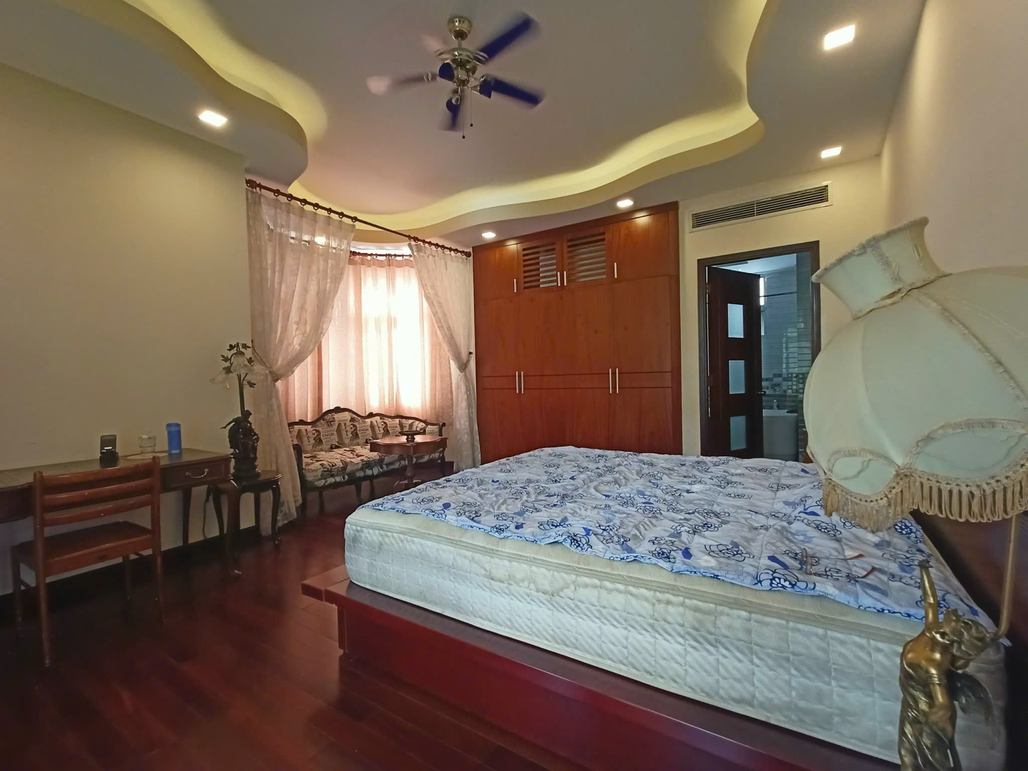 Cho thuê biệt thự đơn lập Nam Viên, Phú Mỹ Hưng. Quận 7. Dt: 300m, 5 phòng ngủ, 2 phòng khách, phòng giai nhân. Nội thất cao cấp,  giá chỉ: 75 tr/ tháng. Liên hệ xem nhà: hotline Ngọc Thư ( zalo, viber) - 6907