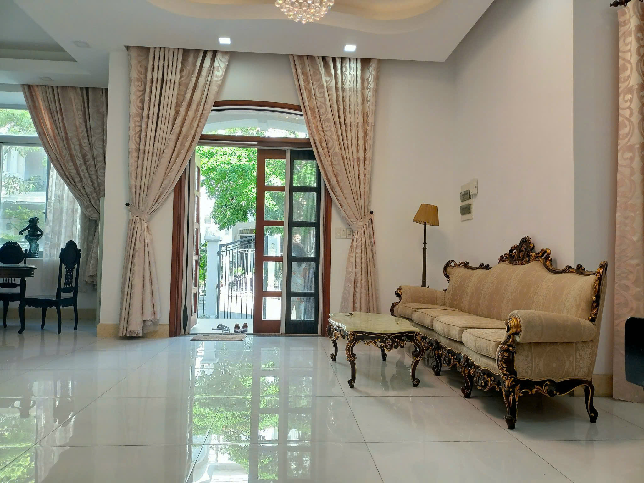 Cho thuê biệt thự đơn lập Nam Viên, Phú Mỹ Hưng. Quận 7. Dt: 300m, 5 phòng ngủ, 2 phòng khách, phòng giai nhân. Nội thất cao cấp,  giá chỉ: 75 tr/ tháng. Liên hệ xem nhà: hotline Ngọc Thư ( zalo, viber) - 6904