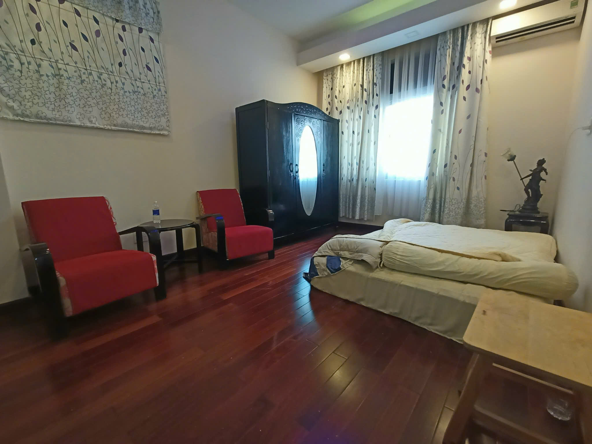 Cho thuê biệt thự đơn lập Nam Viên, Phú Mỹ Hưng. Quận 7. Dt: 300m, 5 phòng ngủ, 2 phòng khách, phòng giai nhân. Nội thất cao cấp,  giá chỉ: 75 tr/ tháng. Liên hệ xem nhà: hotline Ngọc Thư ( zalo, viber) - 6906